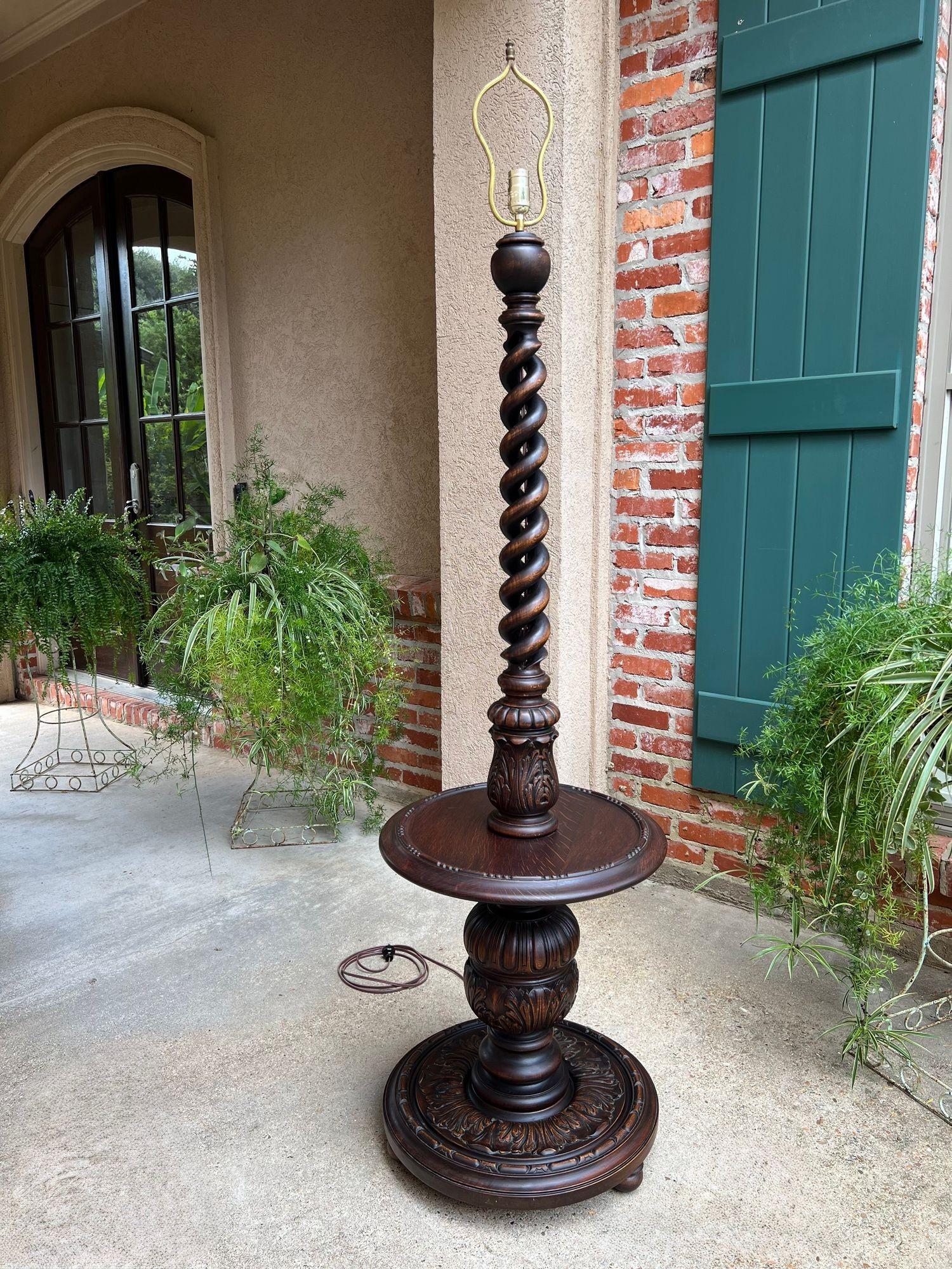 Tudor Antica lampada da terra inglese intagliata in Oak OPEN Barley Twist con tavolino rotondo c1920