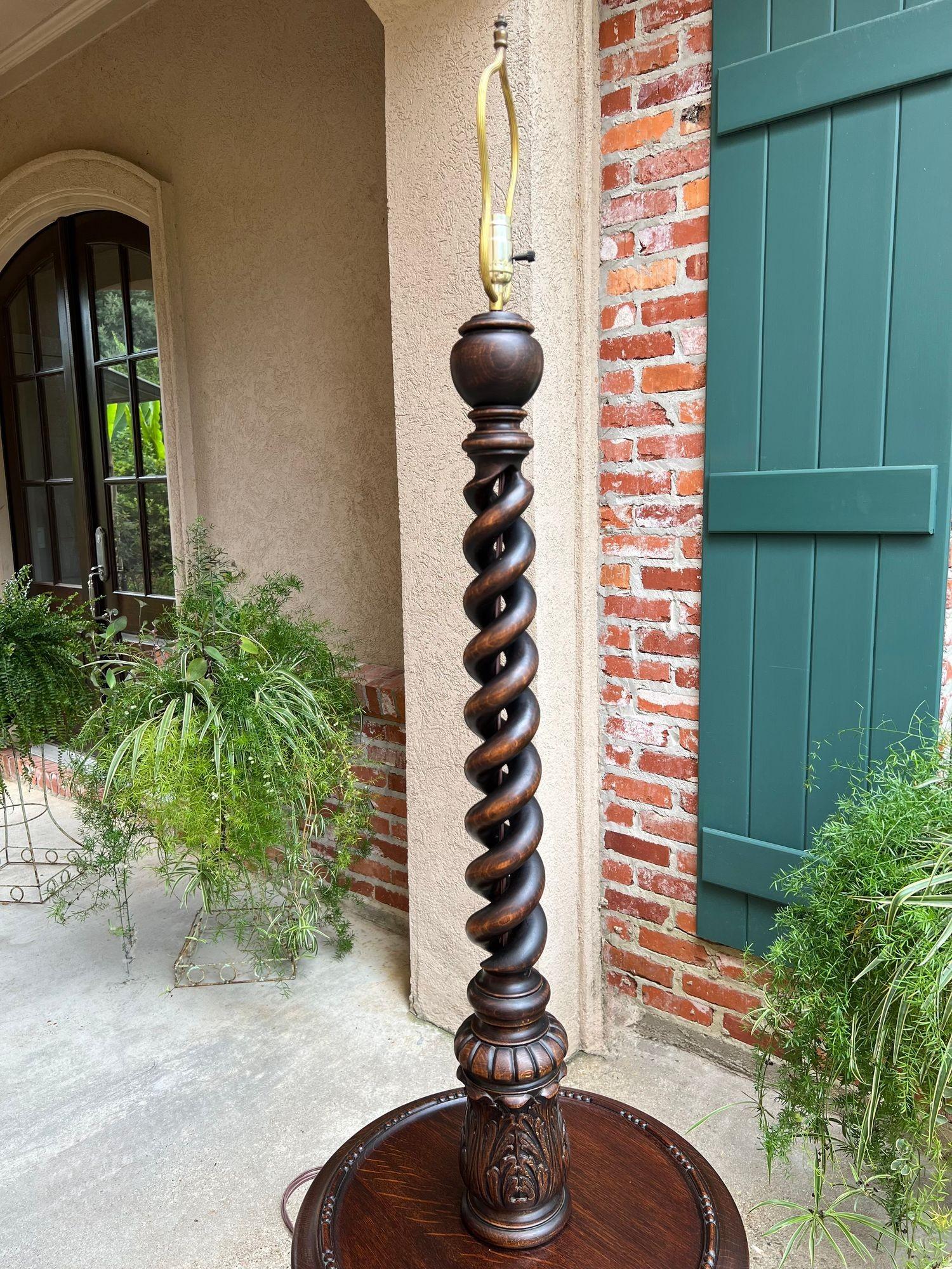 Britannico Antica lampada da terra inglese intagliata in Oak OPEN Barley Twist con tavolino rotondo c1920