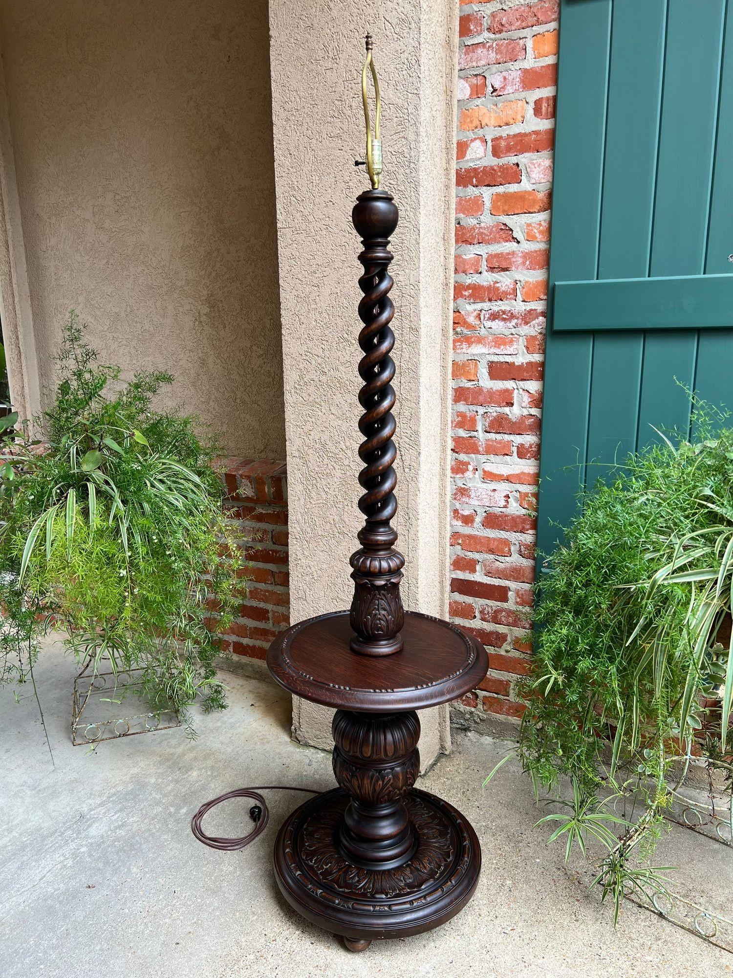 Intagliato a mano Antica lampada da terra inglese intagliata in Oak OPEN Barley Twist con tavolino rotondo c1920