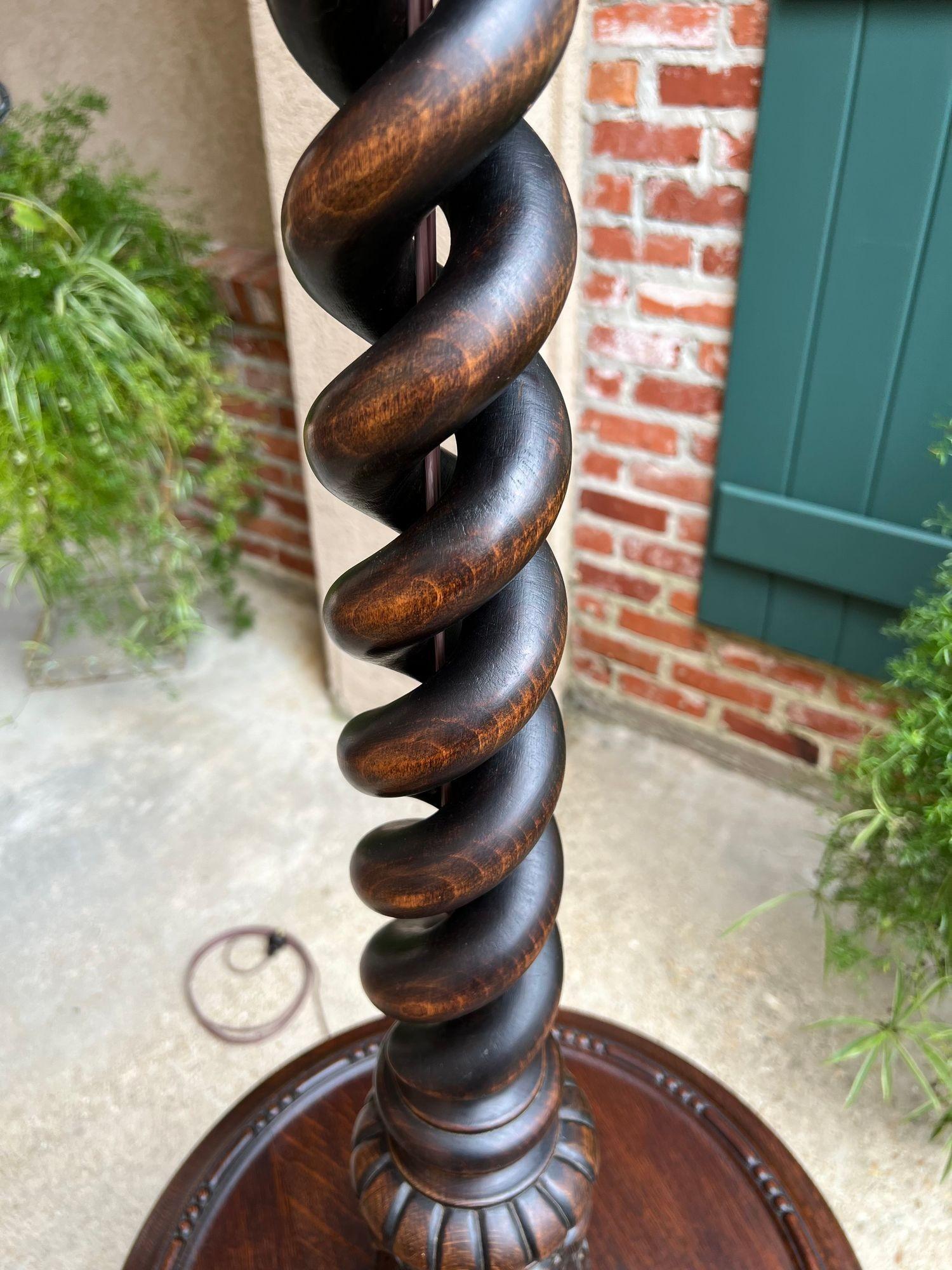 Antica lampada da terra inglese intagliata in Oak OPEN Barley Twist con tavolino rotondo c1920 In condizioni ottime a Shreveport, LA