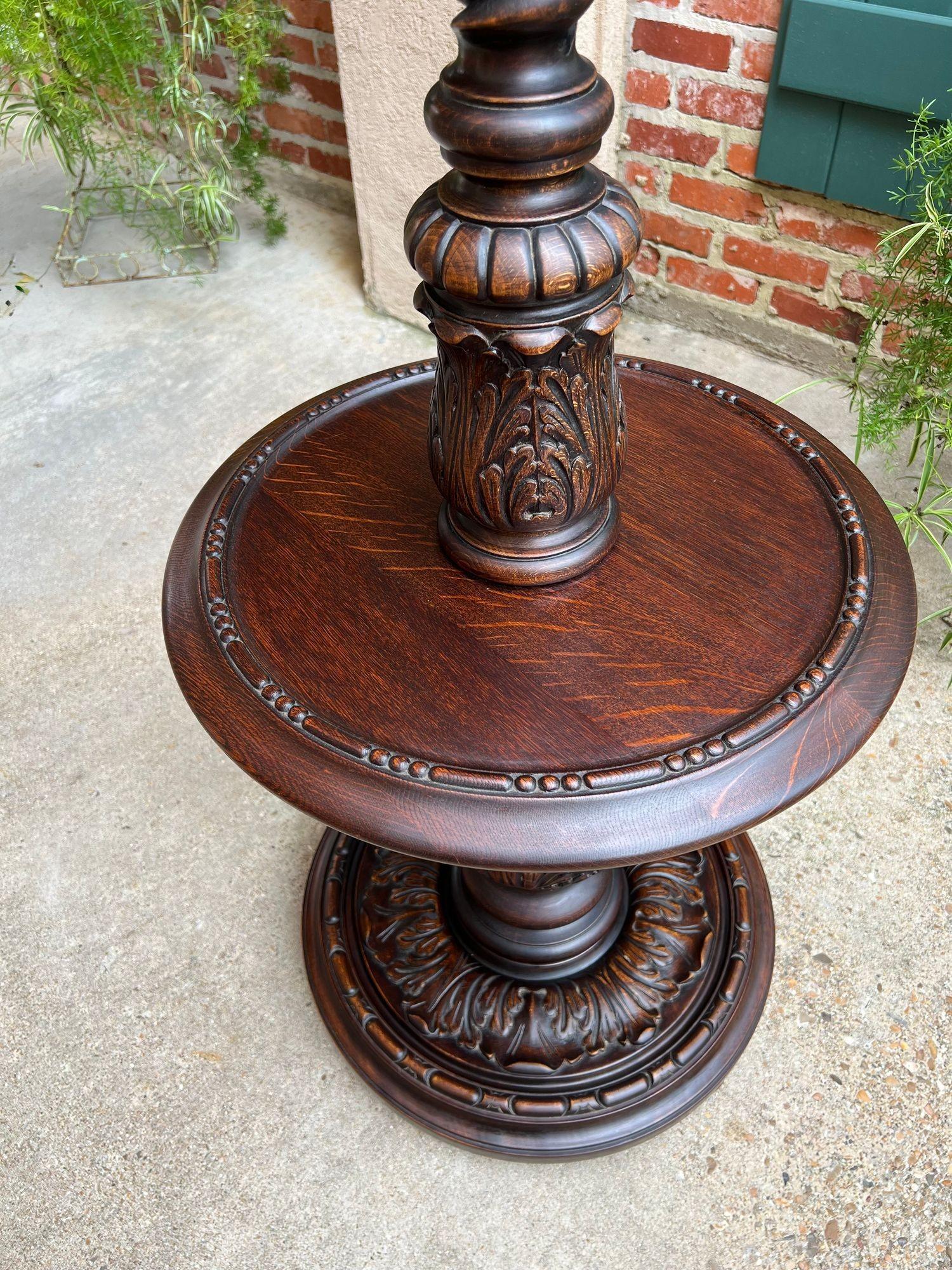 Antica lampada da terra inglese intagliata in Oak OPEN Barley Twist con tavolino rotondo c1920 1