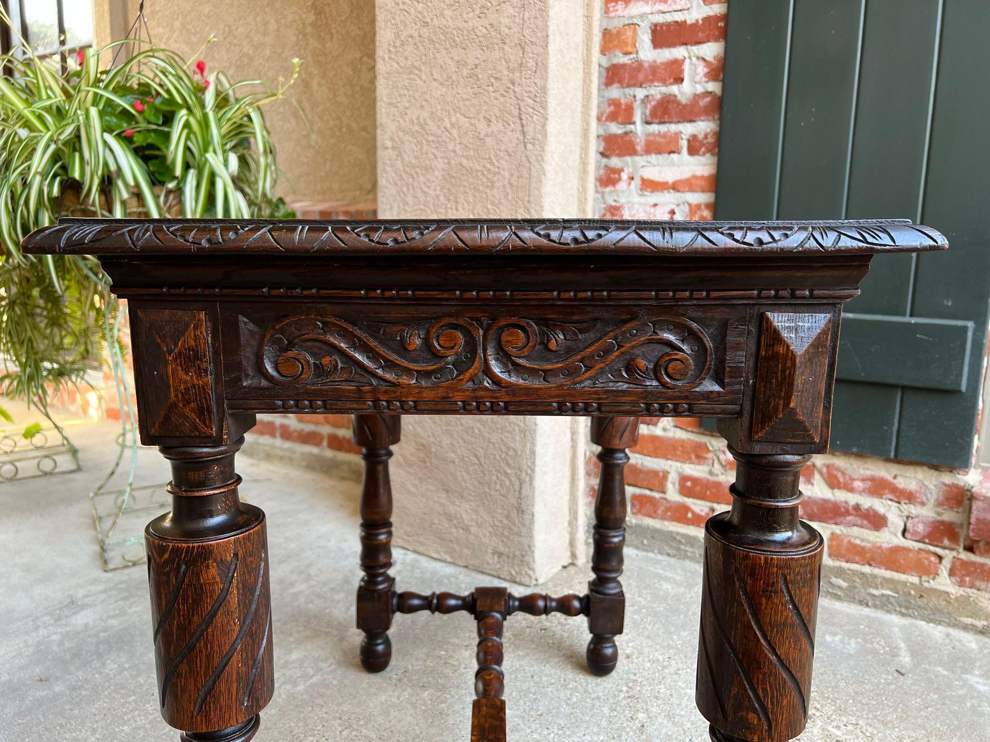 Ancienne table de salon anglaise en chêne sculpté, style Tudor britannique, vers 1900 en vente 11