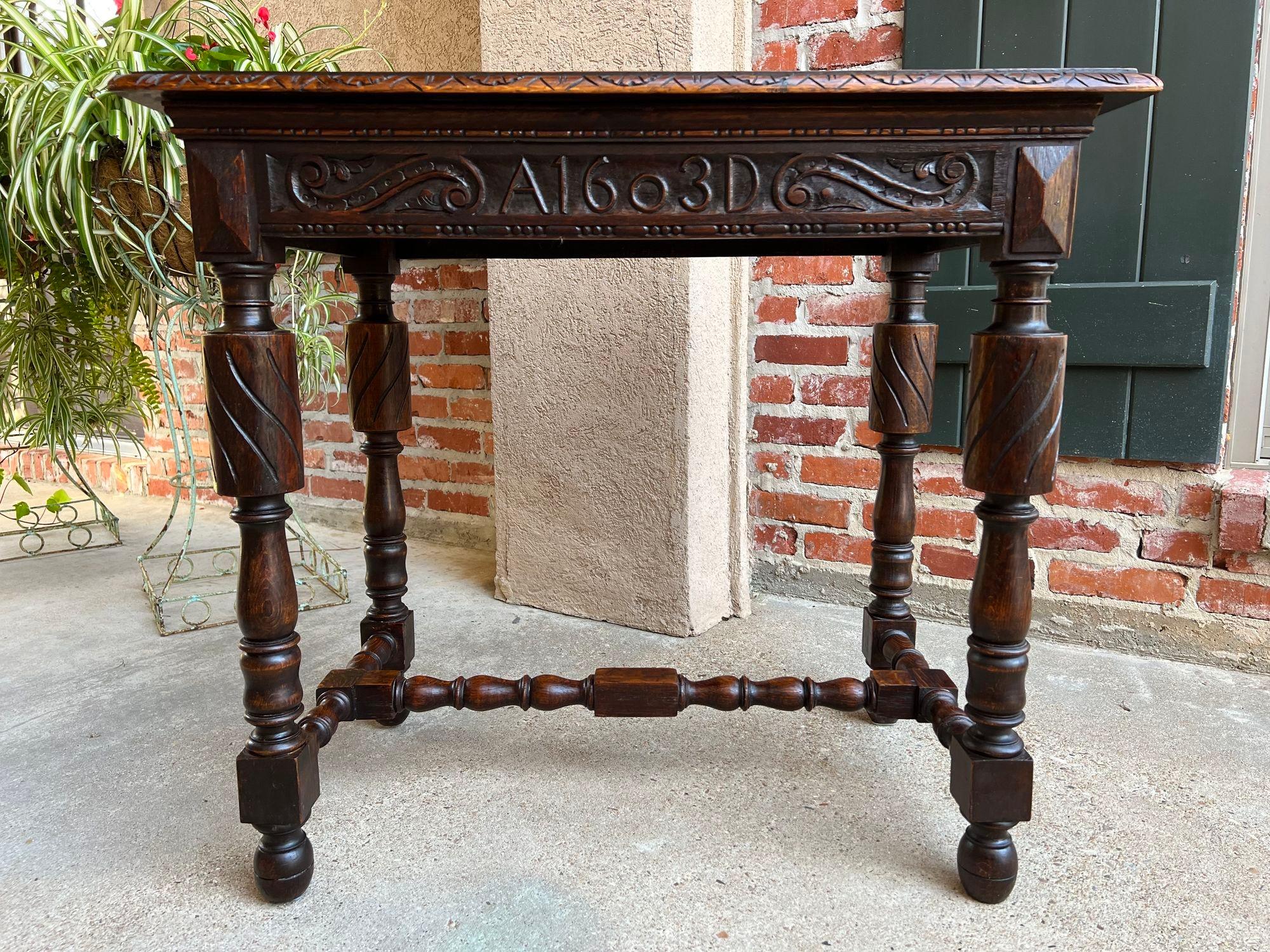 Ancienne table de salon anglaise en chêne sculpté, style Tudor britannique, vers 1900 Bon état - En vente à Shreveport, LA