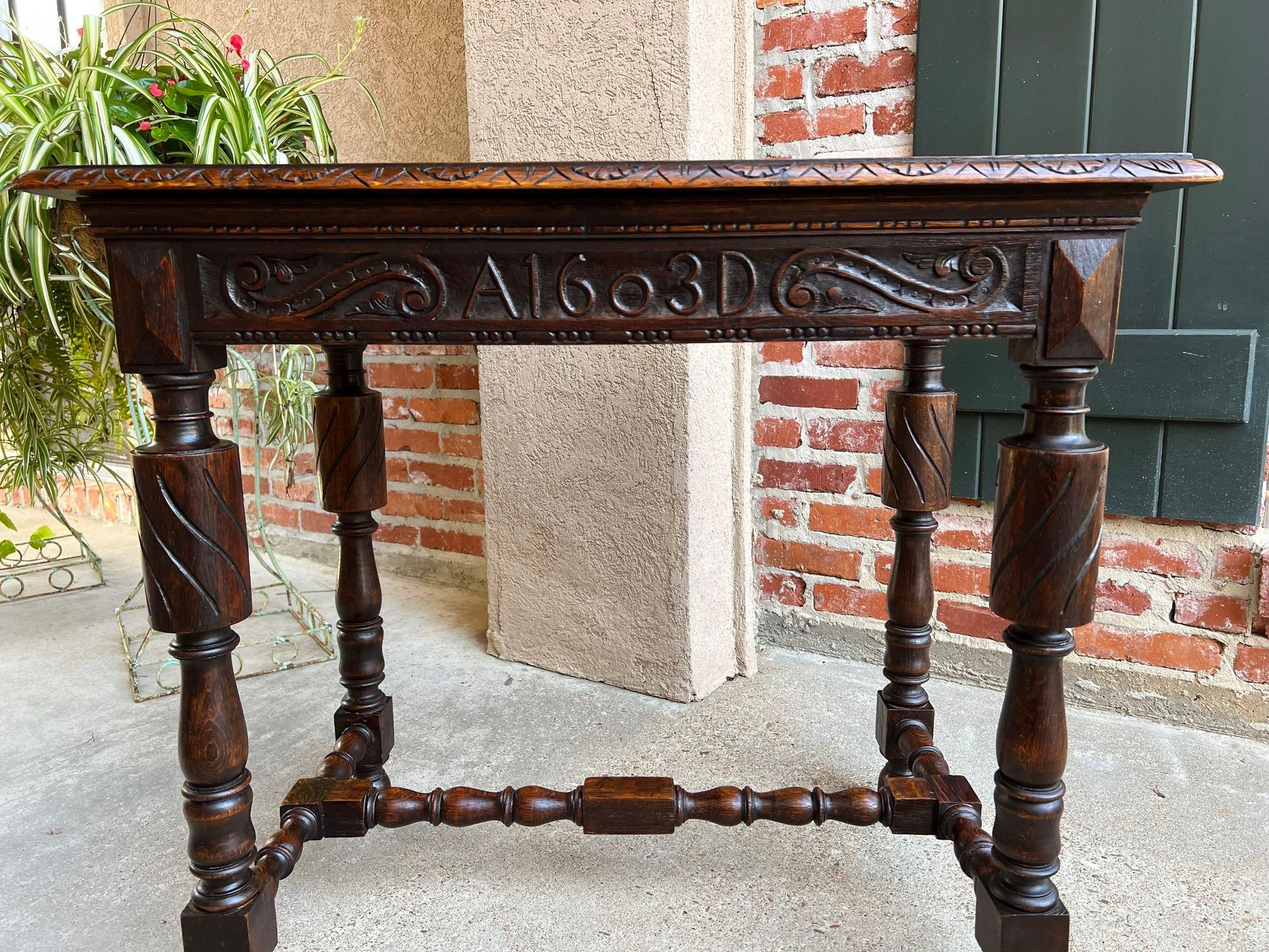 Début du 20ème siècle Ancienne table de salon anglaise en chêne sculpté, style Tudor britannique, vers 1900 en vente