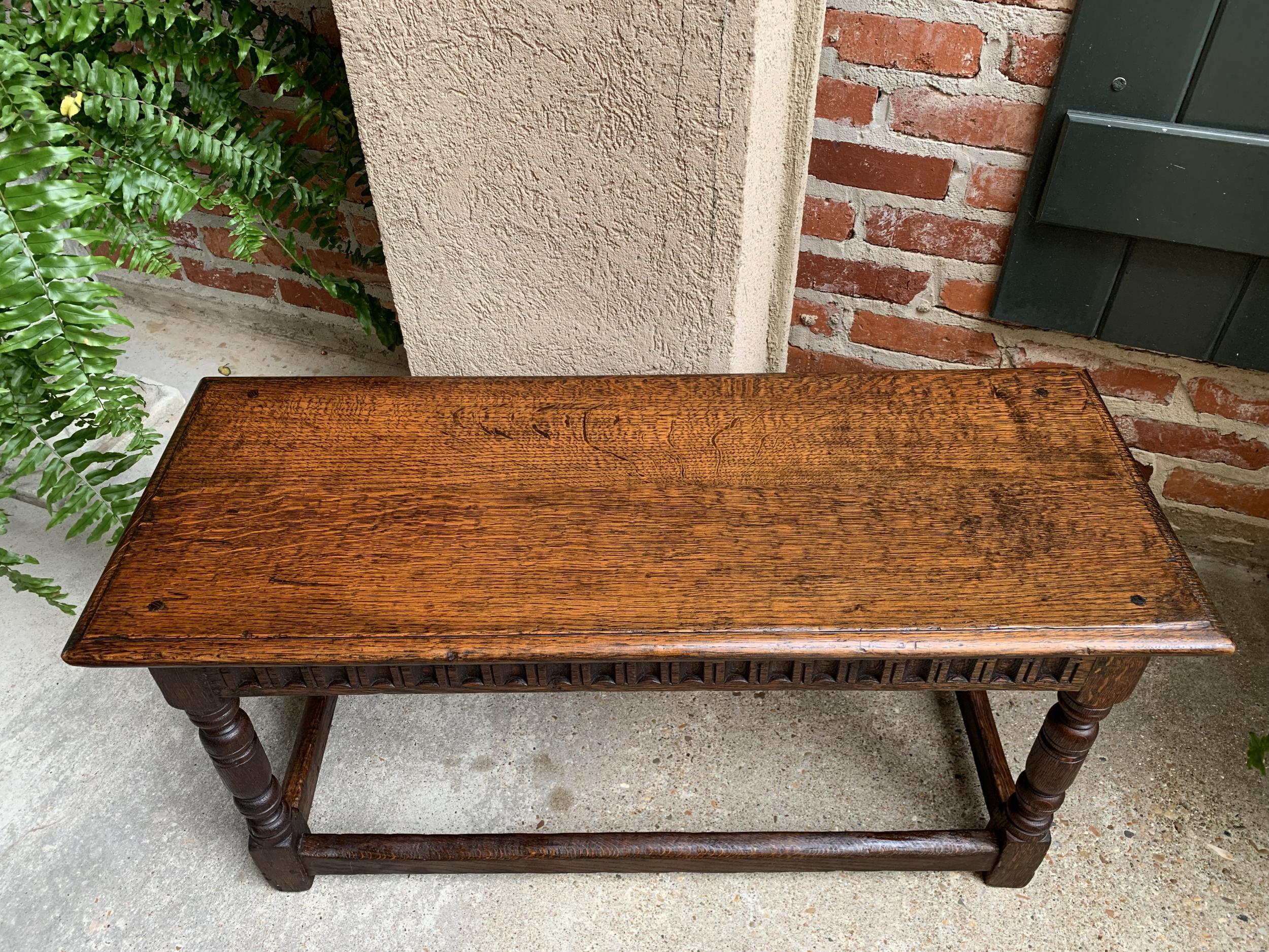 Antique English Carved Oak Pegged Joint Stool Duet Bench Window Seat, c1900 In Good Condition In Shreveport, LA
