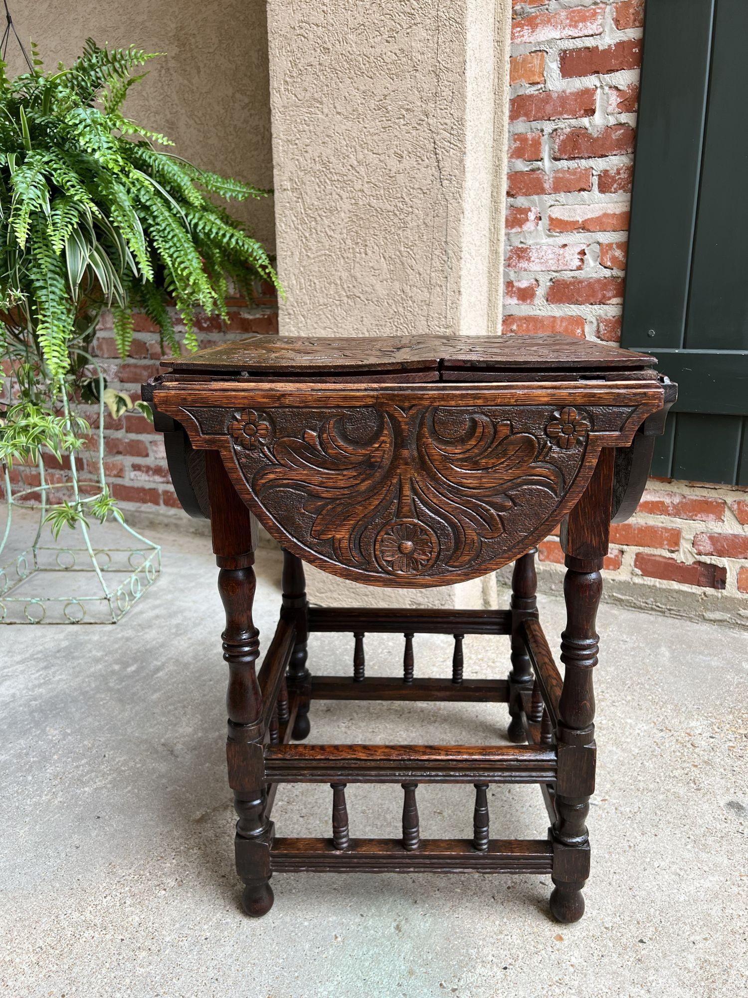 Antique English Carved Oak Side Hall Table Petite Drop Leaf Tea Wine Table In Good Condition In Shreveport, LA