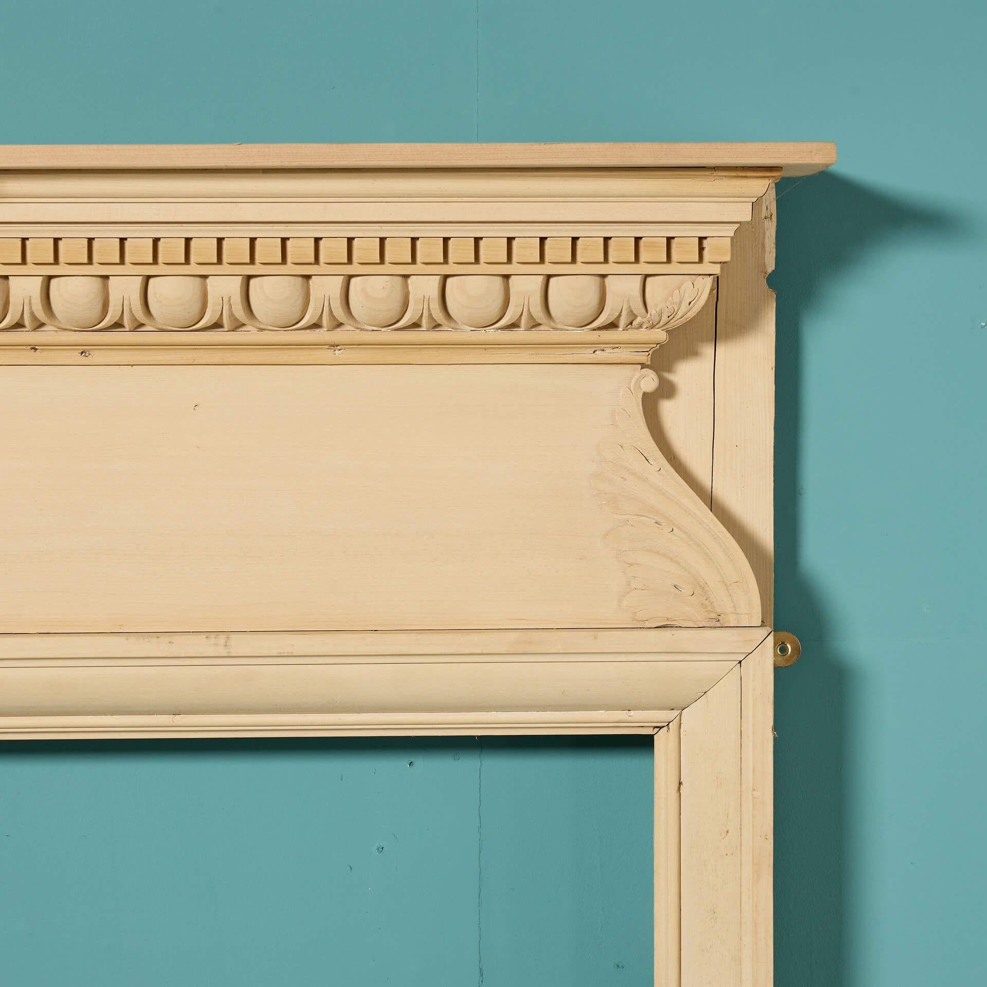 Georgien Cheminée anglaise ancienne en pin sculpté en vente