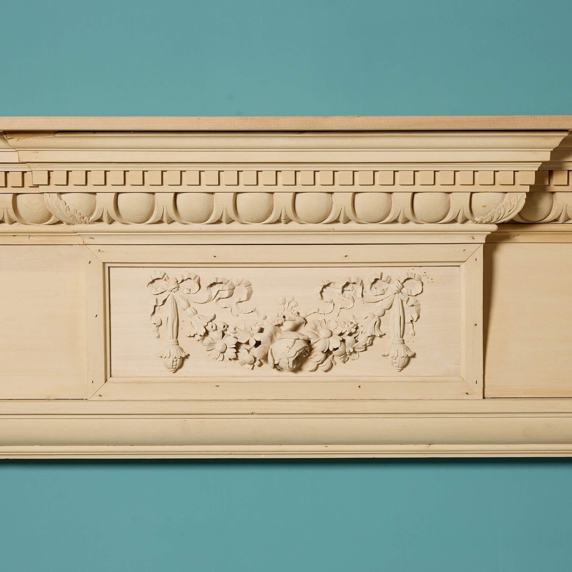 Anglais Cheminée anglaise ancienne en pin sculpté en vente