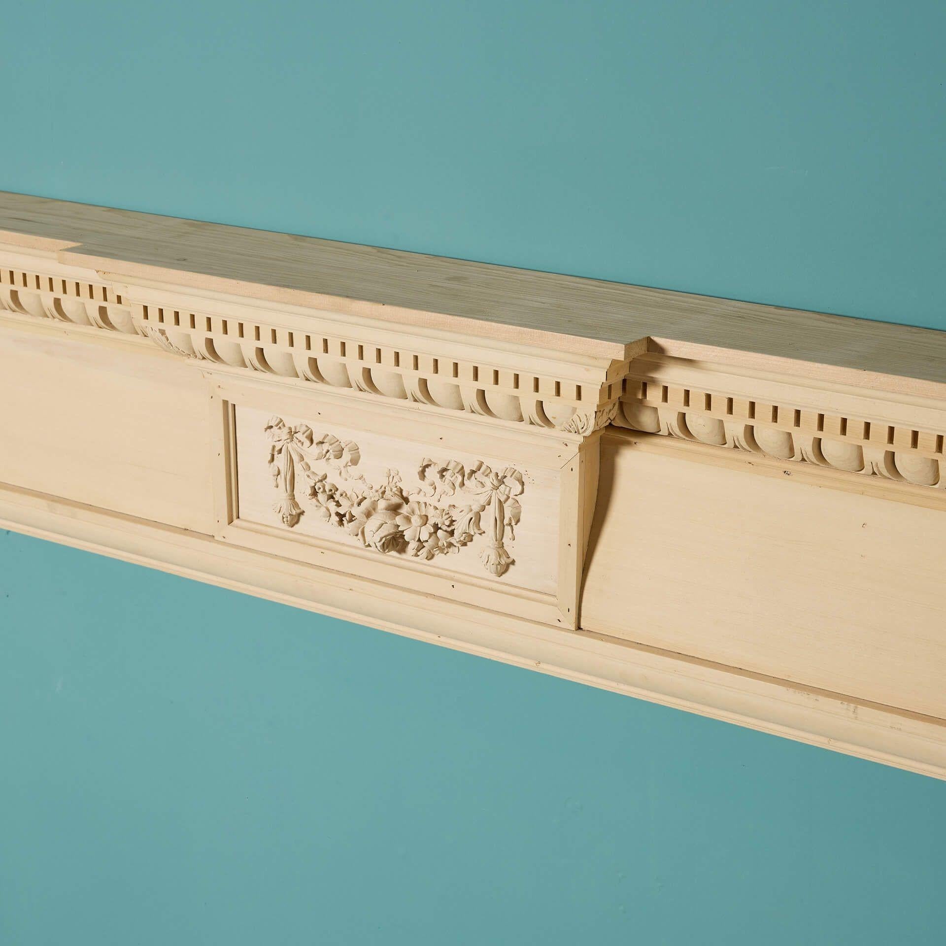 Fait main Cheminée anglaise ancienne en pin sculpté en vente