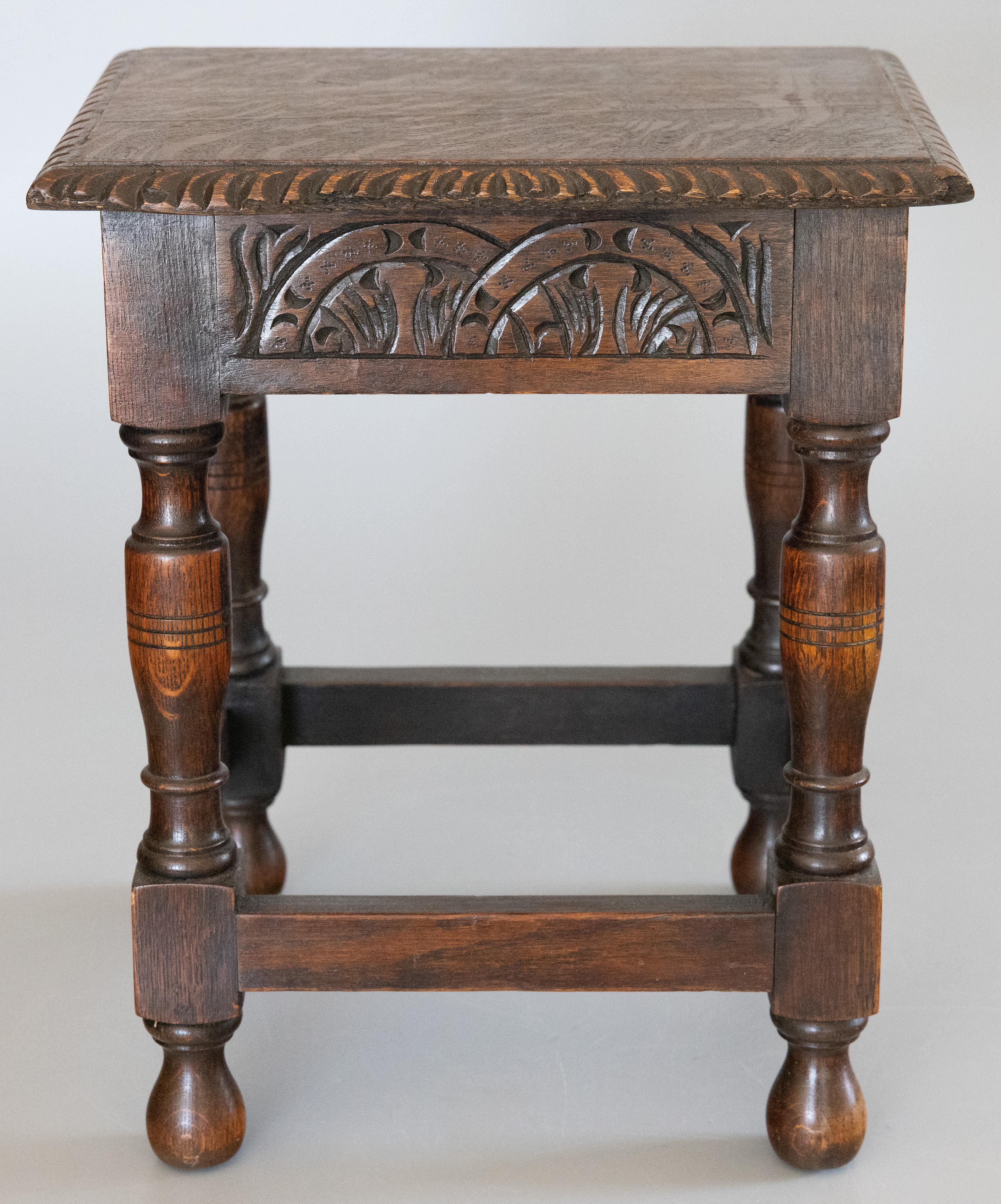 Superbe tabouret en chêne anglais du début du 20e siècle avec un tablier magnifiquement sculpté, des pieds tournés à la main et une belle assise en chêne tigré figuré avec des bords festonnés. Ce tabouret raffiné est idéal pour s'asseoir en plus,
