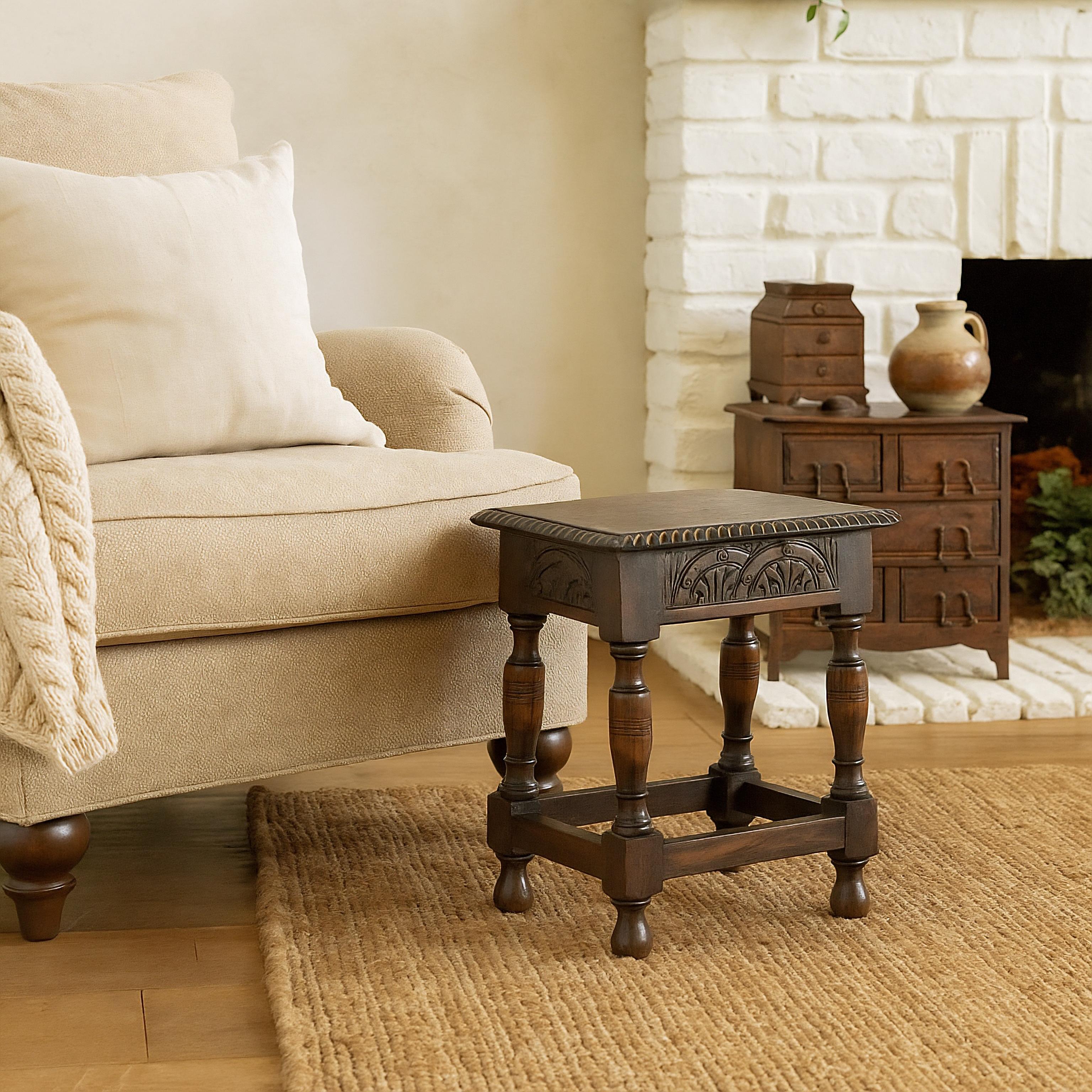 Superbe tabouret en chêne anglais du début du 20e siècle avec un tablier magnifiquement sculpté, des pieds tournés à la main et une belle assise en chêne tigré figuré avec des bords festonnés. Ce tabouret raffiné est idéal pour s'asseoir en plus,