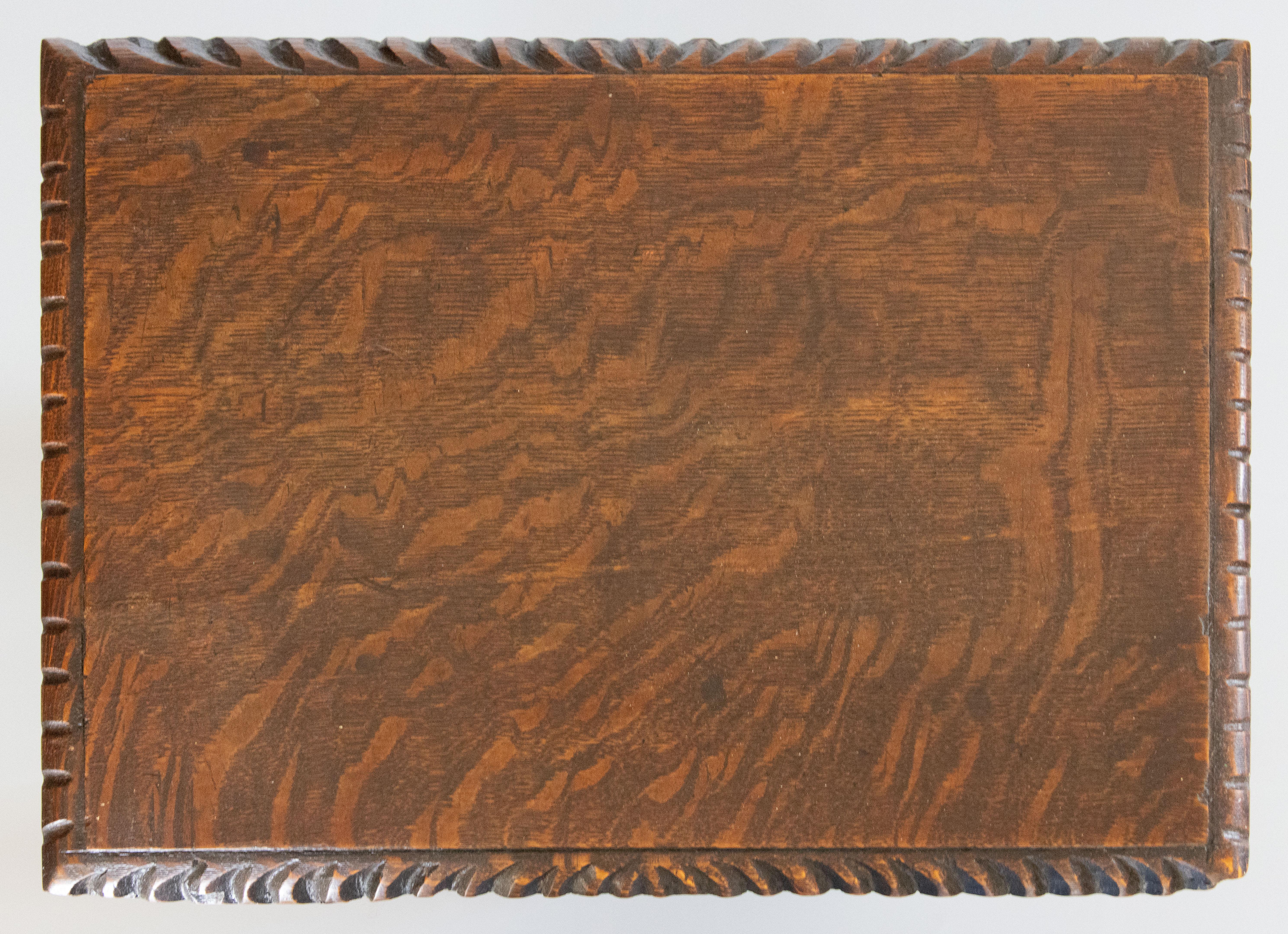 Antike englische geschnitzt Tiger Oak Joint Hocker Beistelltisch im Zustand „Gut“ im Angebot in Pearland, TX