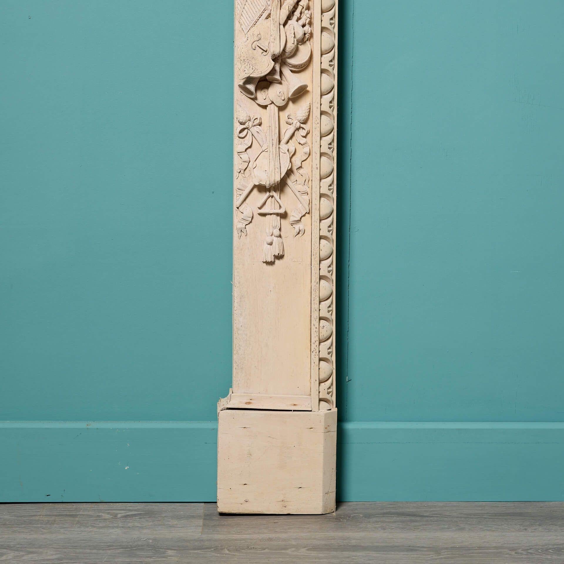 Cheminée anglaise ancienne en bois sculpté État moyen - En vente à Wormelow, Herefordshire