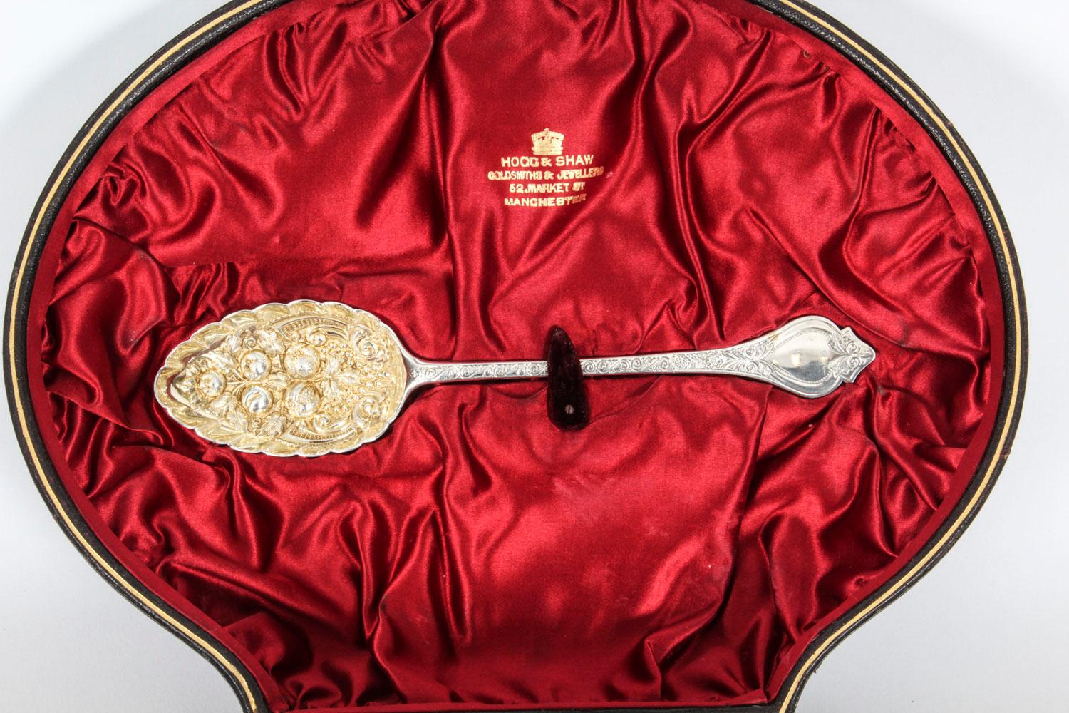 This is an exquisite antique English Victorian boxed sterling silver fruit bowl and serving spoon with hallmarks for London 1894 and the maker's mark of the renowned silversmith George Maudsley Jackson.

This elegant complete set is in superb