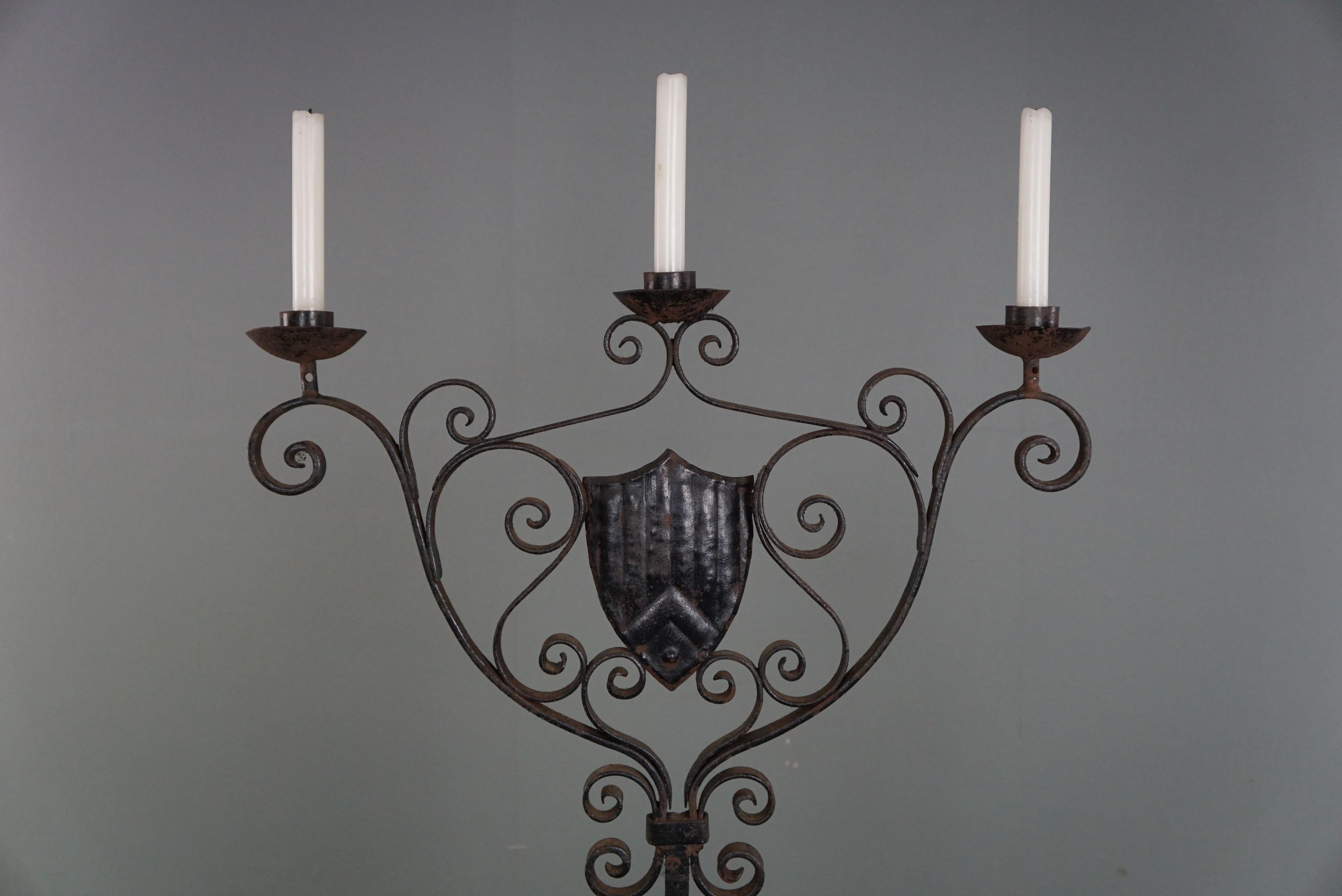 Antiker englischer Kerzenleuchter aus Gusseisen im Zustand „Gut“ im Angebot in Harderwijk, NL