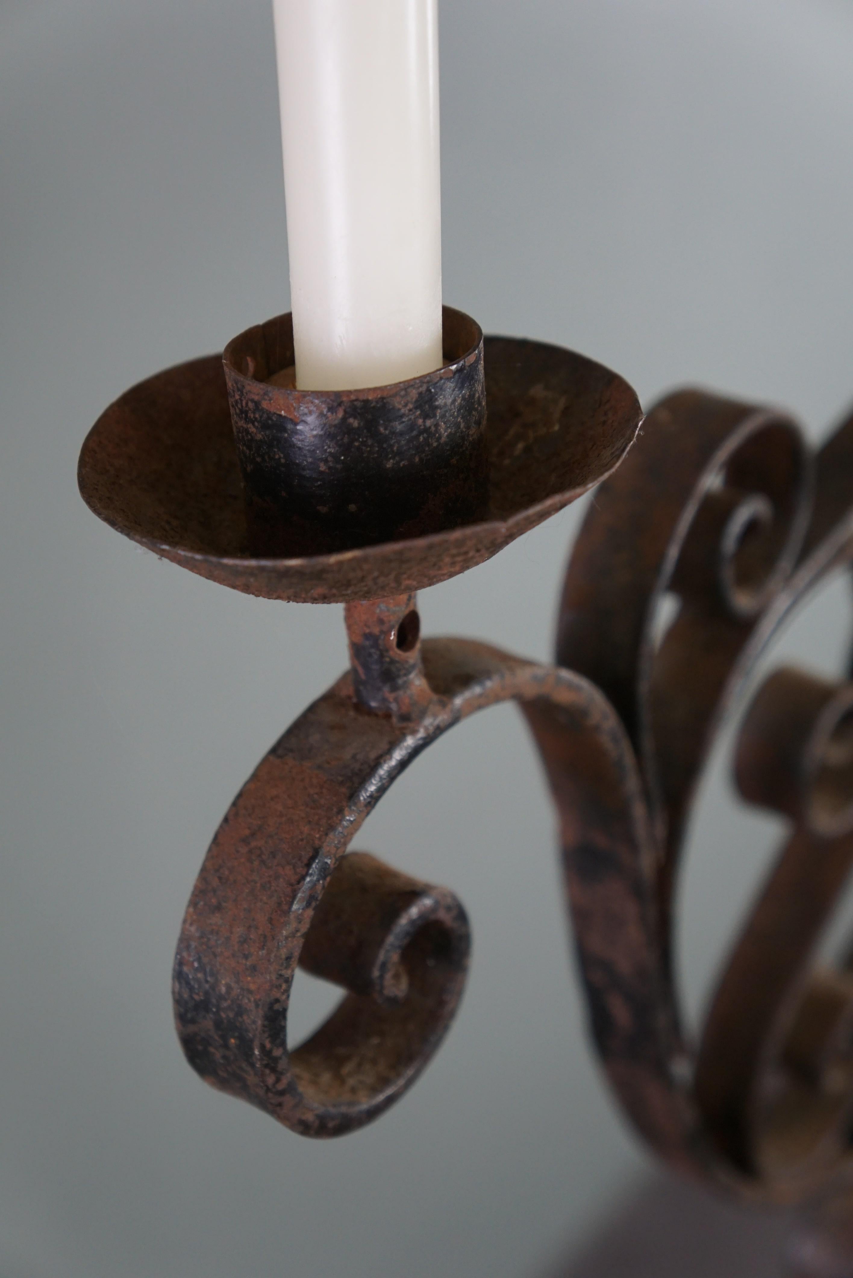 Antiker englischer Kerzenleuchter aus Gusseisen im Angebot 1