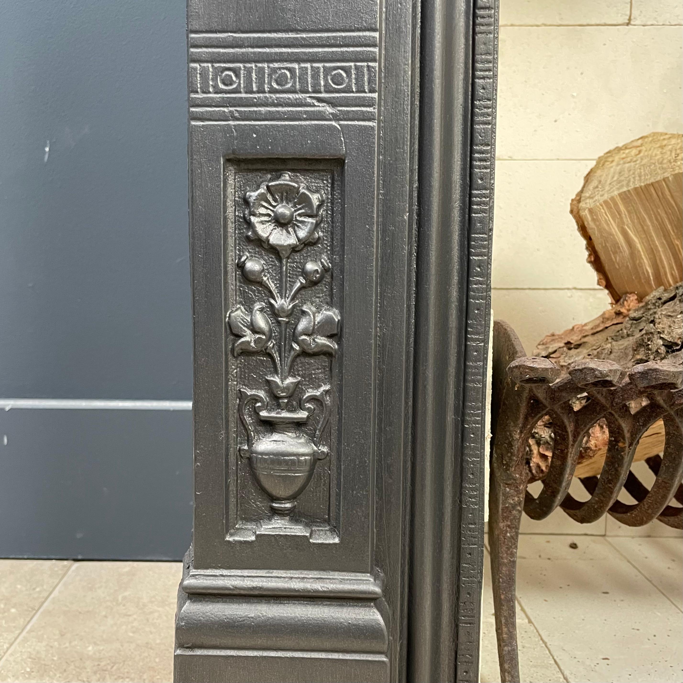 Antique English Cast Iron Fireplace Including Refractory Bricks Insert In Good Condition For Sale In Oostvoorne, NL