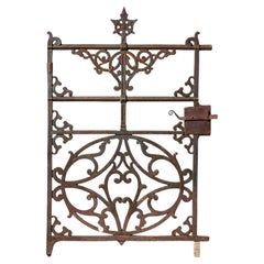 Antigua puerta inglesa de hierro fundido para jardín