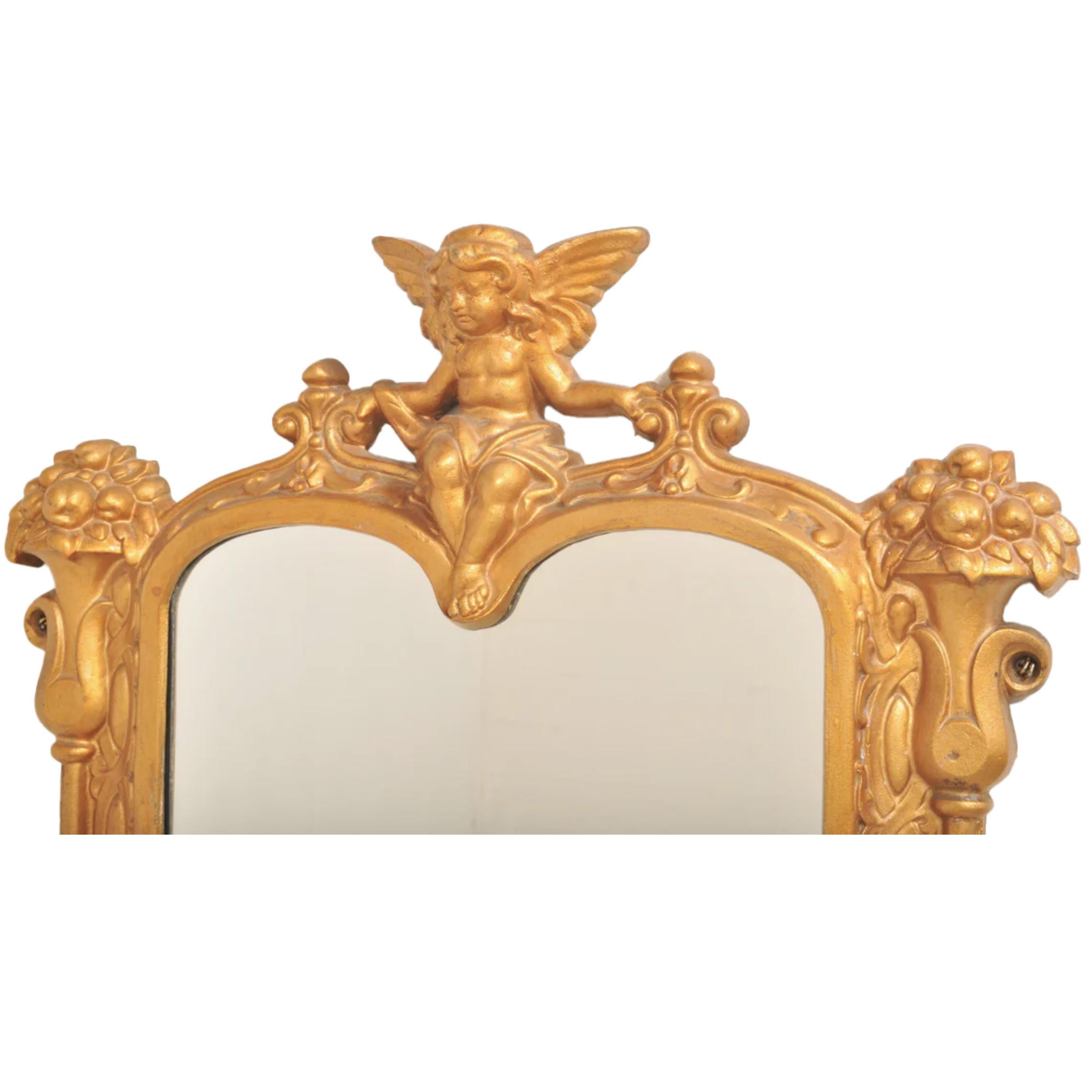 Un raffinato specchio da parete o da appoggio in ghisa e piastrelle di Minton, CIRCA 1890.

Un'insolita specchiera in ghisa dorata, con un terminale a forma di cherubino alato che sovrasta uno specchio a due archi, affiancato da una coppia di