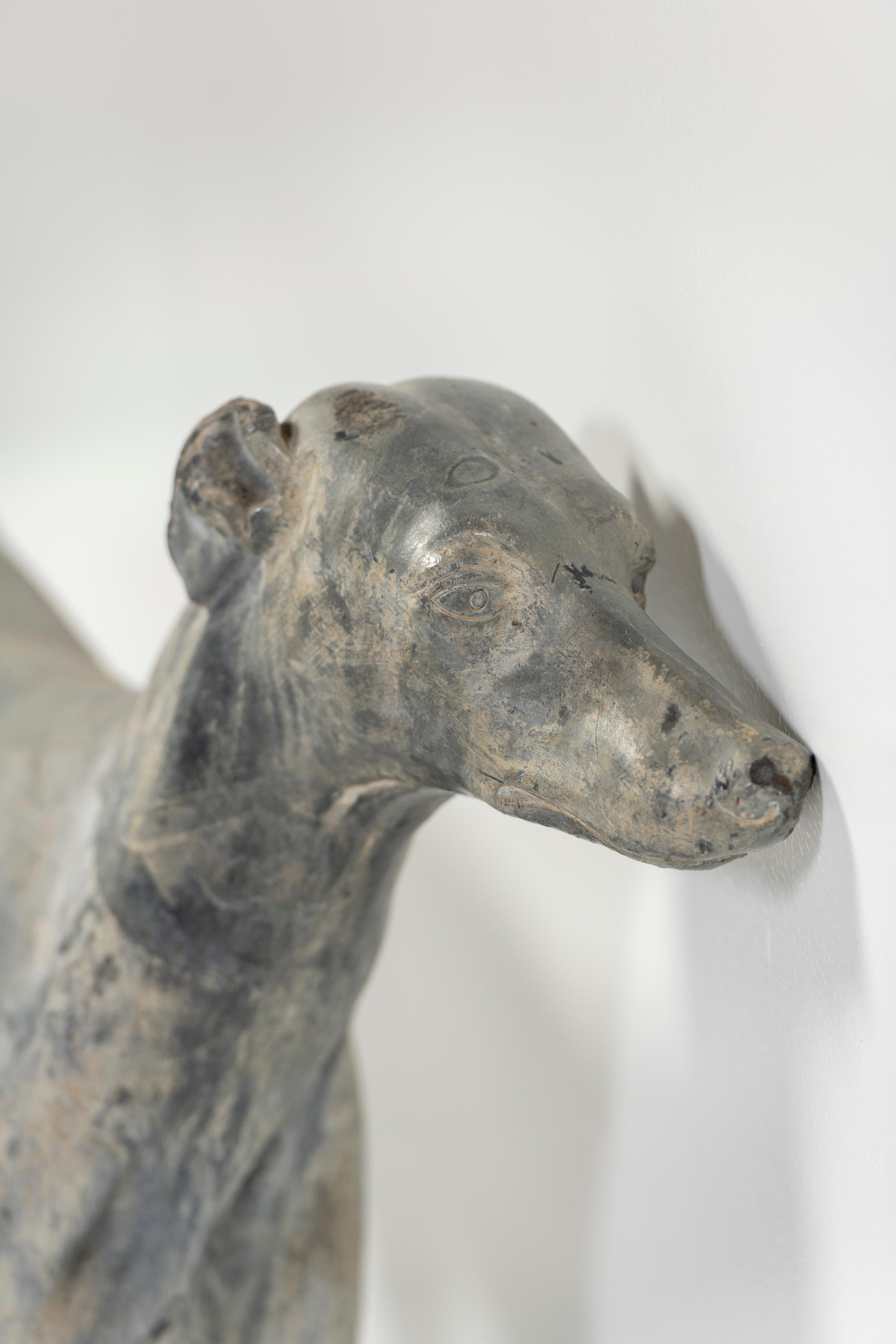 Antica scultura inglese in piombo fuso di Whippet in piedi, Inghilterra, 1900 in vendita 3