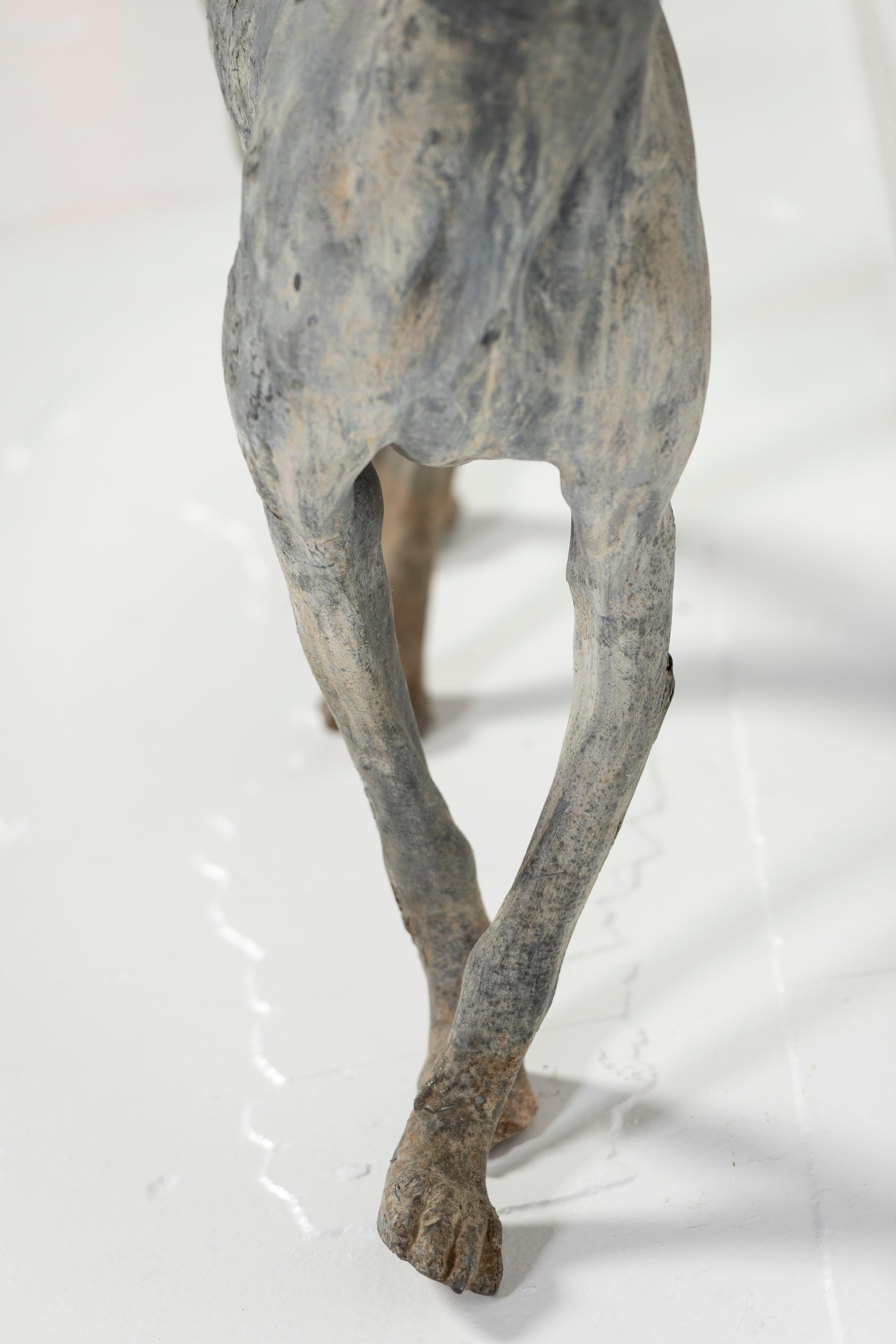 Antica scultura inglese in piombo fuso di Whippet in piedi, Inghilterra, 1900 in vendita 4