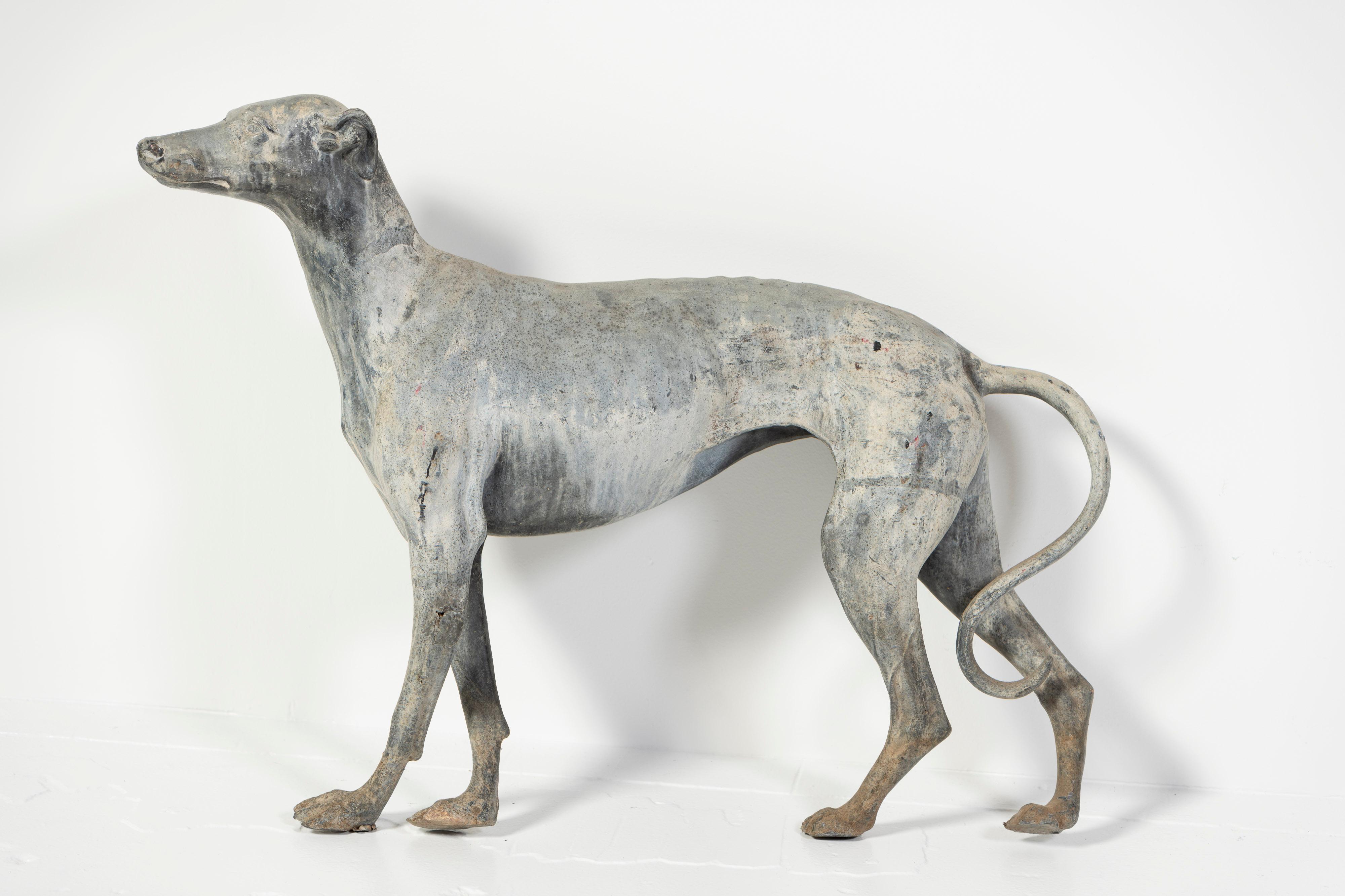 Calco Antica scultura inglese in piombo fuso di Whippet in piedi, Inghilterra, 1900 in vendita