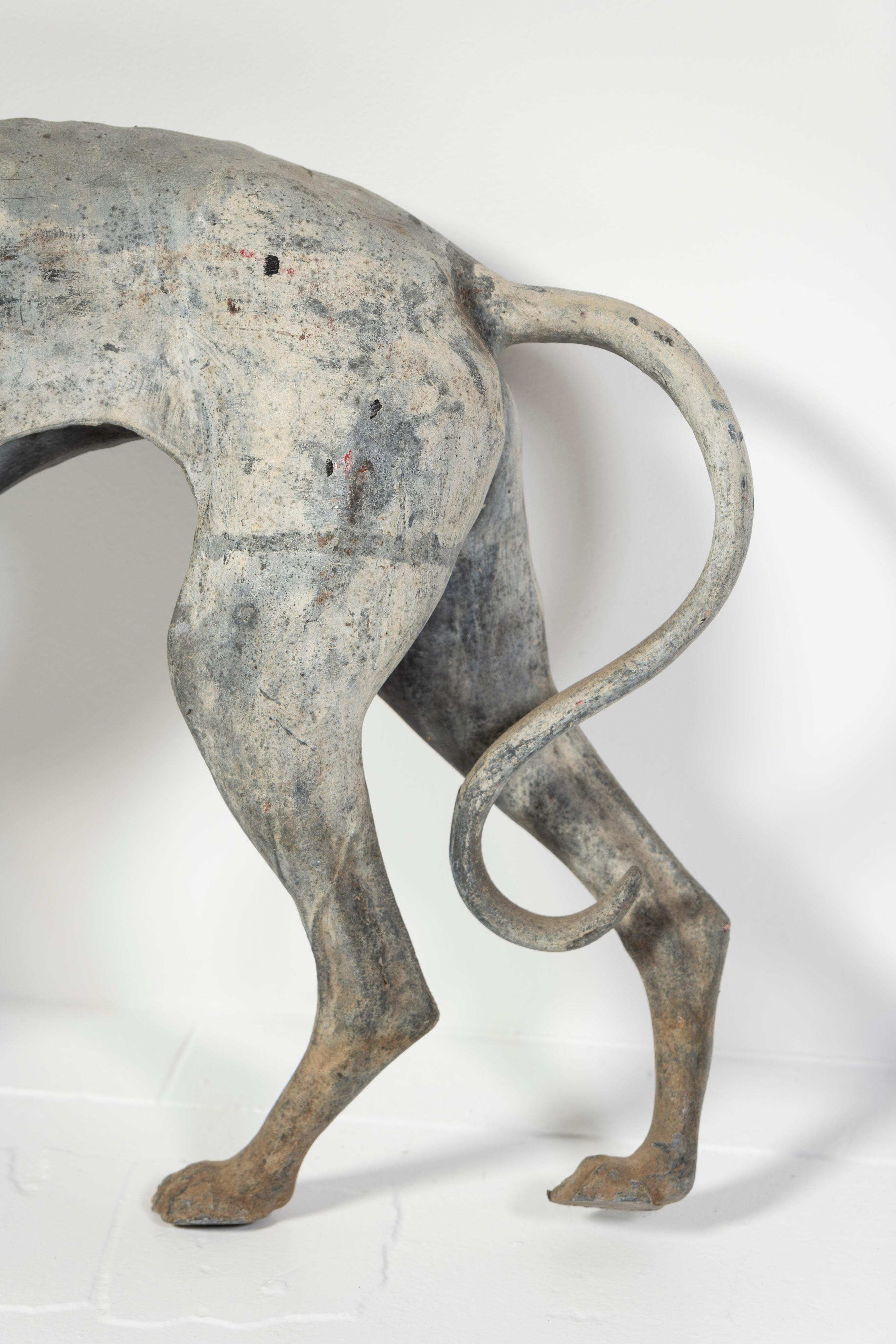Antica scultura inglese in piombo fuso di Whippet in piedi, Inghilterra, 1900 In condizioni buone in vendita a San Francisco, CA