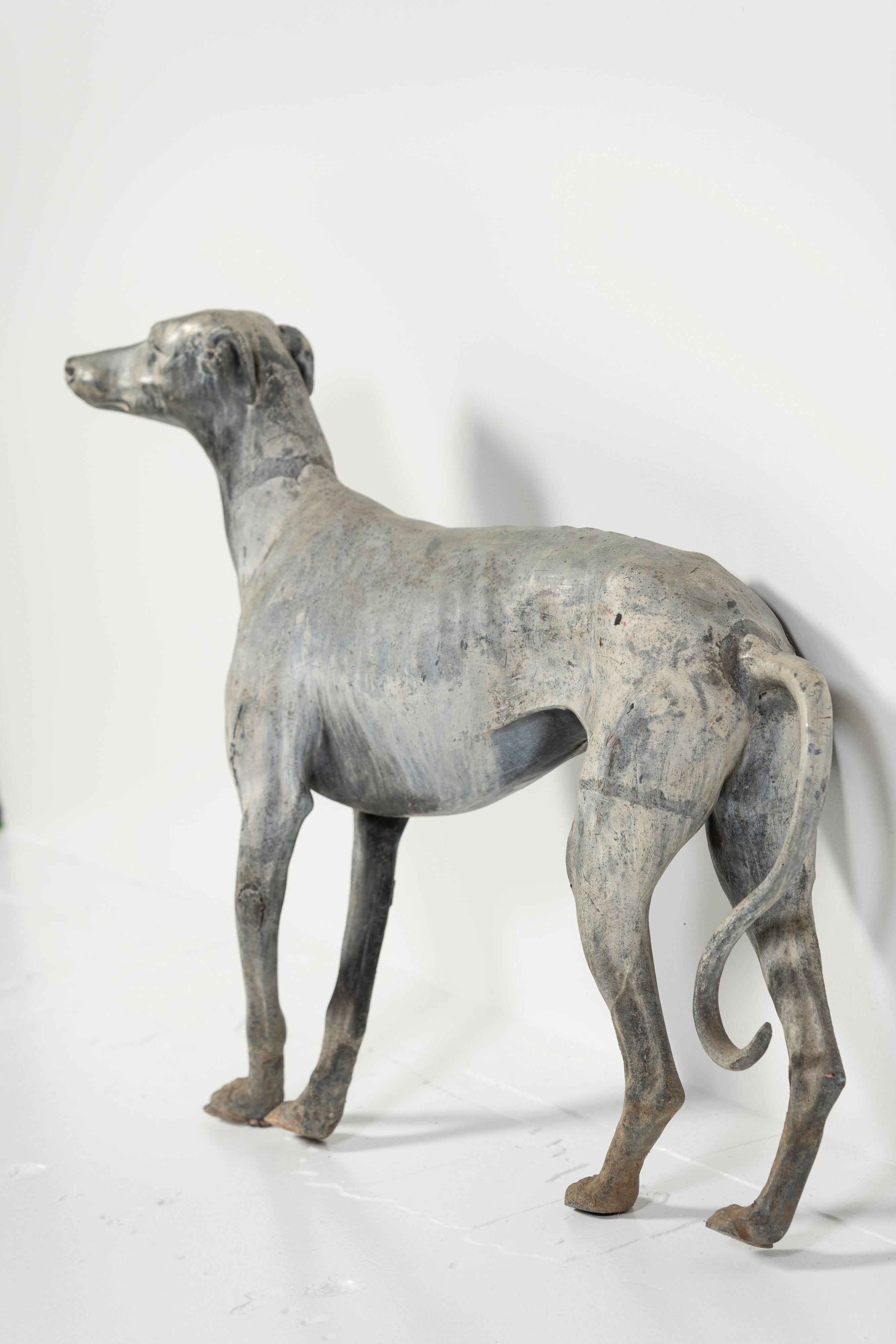 XX secolo Antica scultura inglese in piombo fuso di Whippet in piedi, Inghilterra, 1900 in vendita