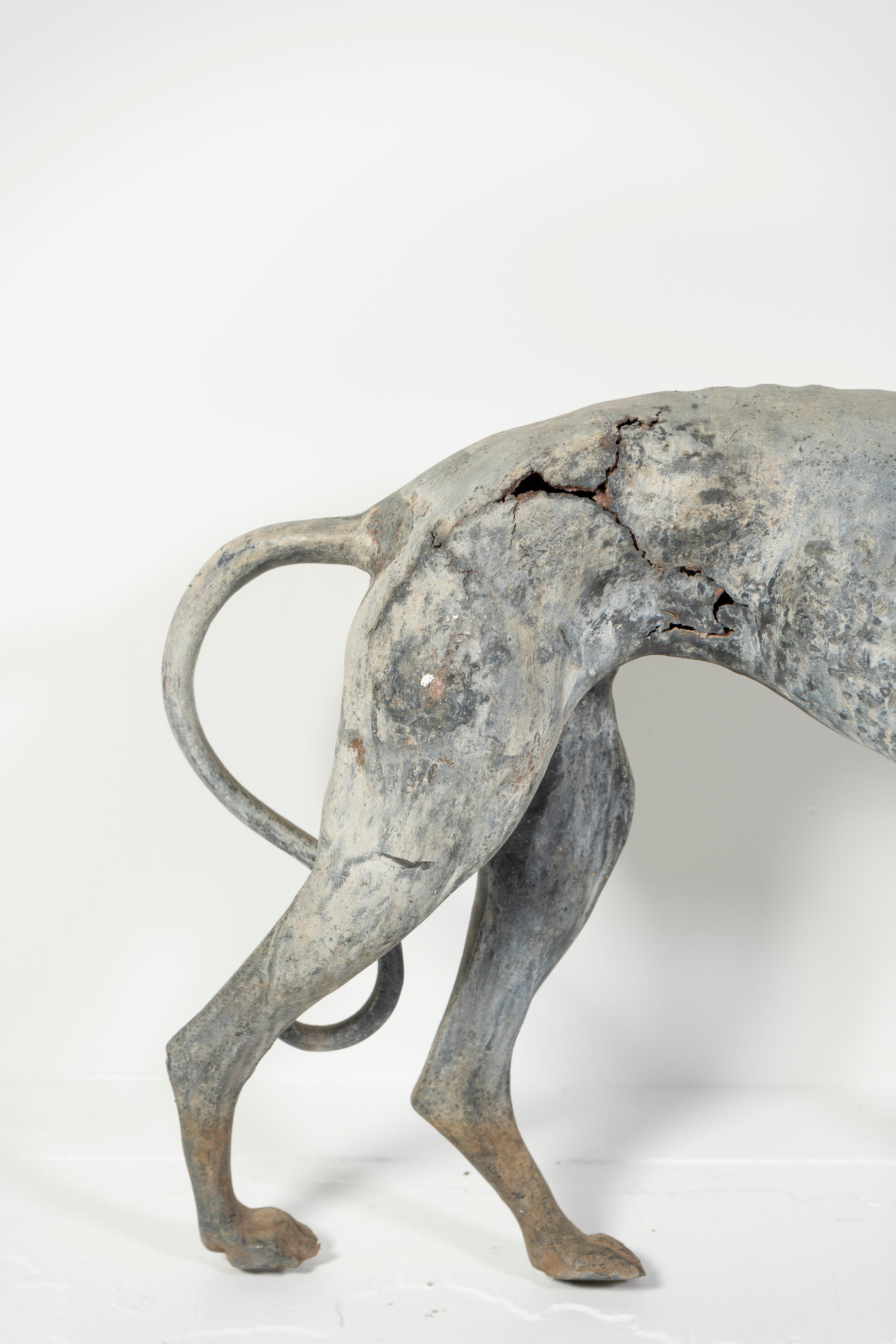 Antica scultura inglese in piombo fuso di Whippet in piedi, Inghilterra, 1900 in vendita 1