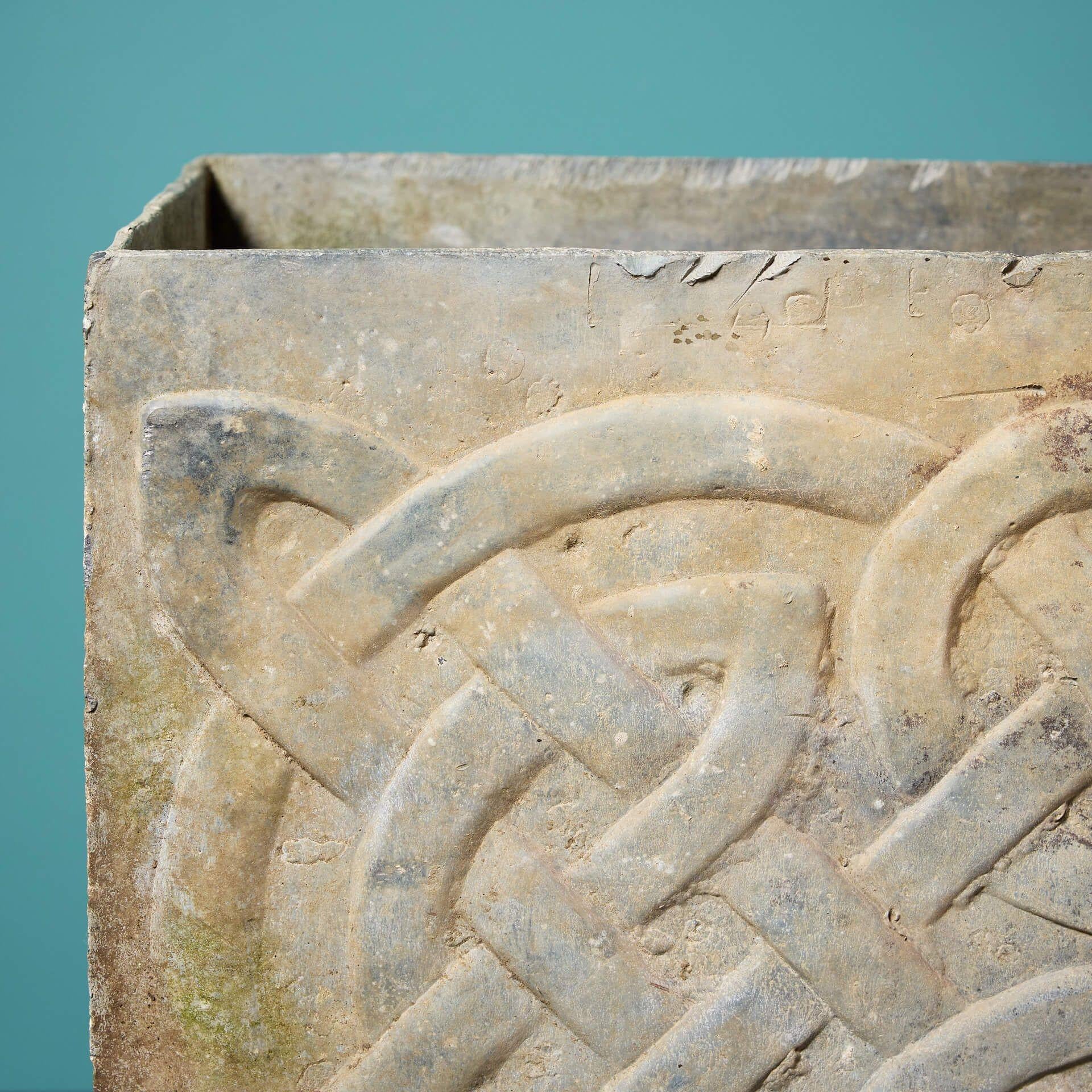 Arts and Crafts Antica cisterna da giardino inglese con nodo celtico in piombo in vendita