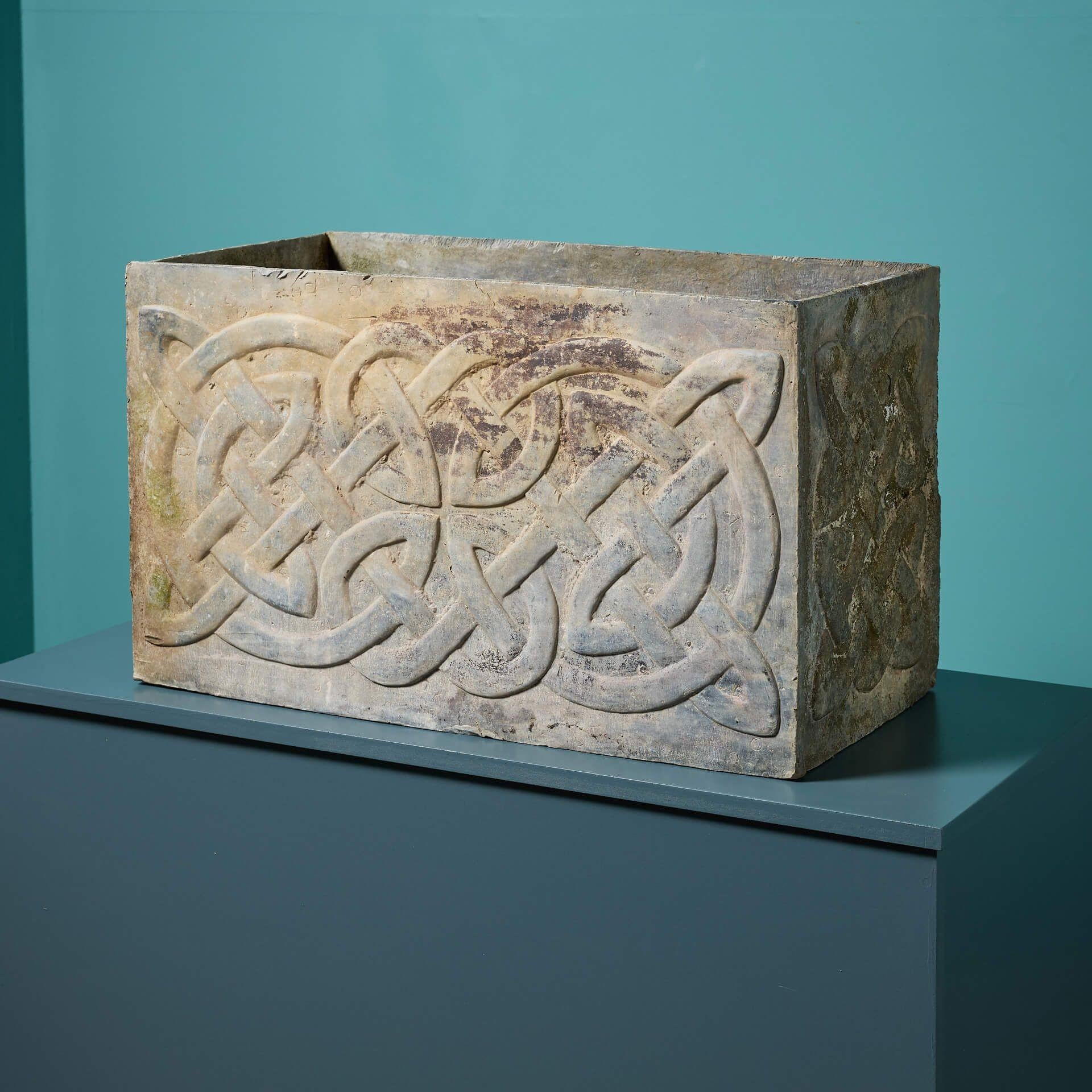 Inglese Antica cisterna da giardino inglese con nodo celtico in piombo in vendita