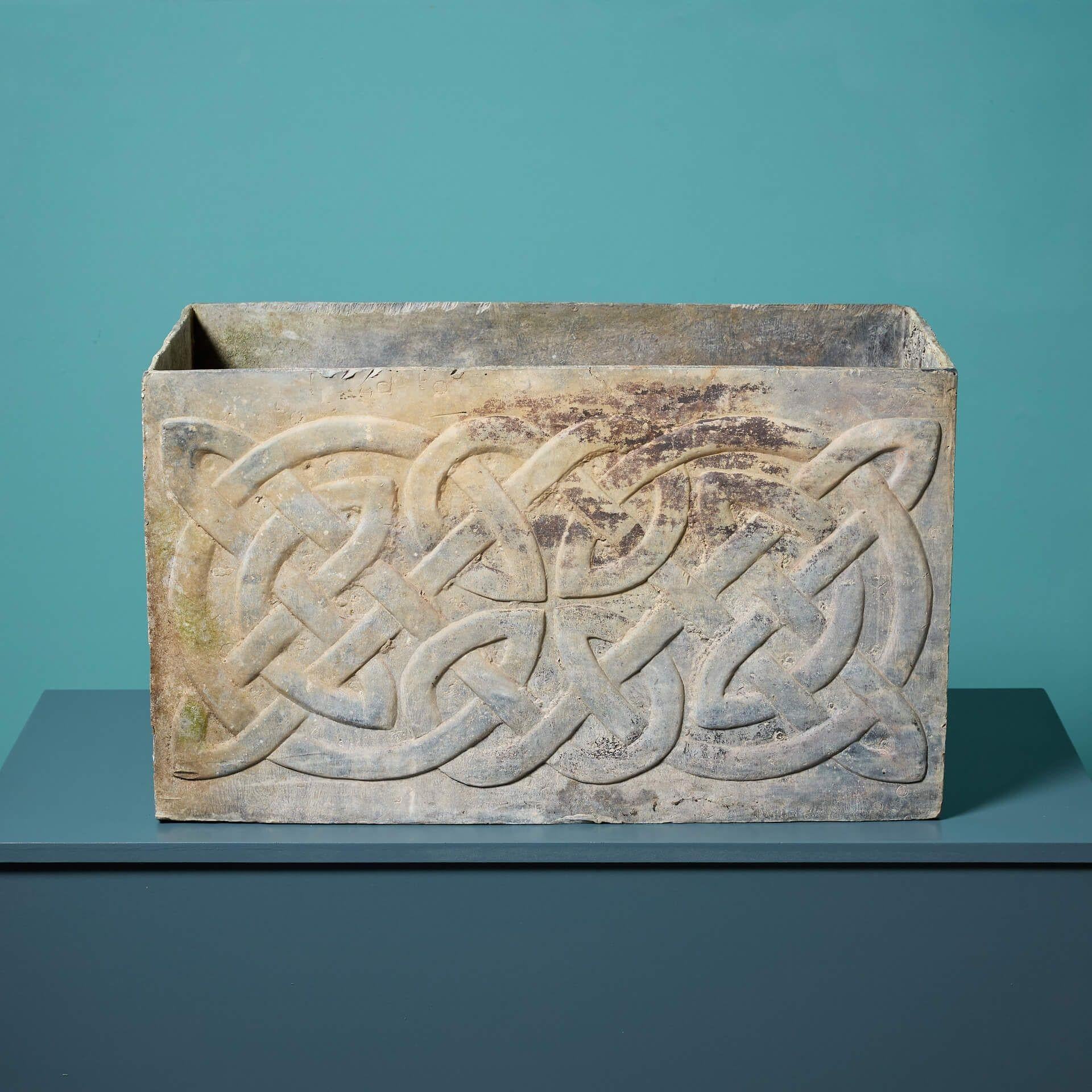 XX secolo Antica cisterna da giardino inglese con nodo celtico in piombo in vendita