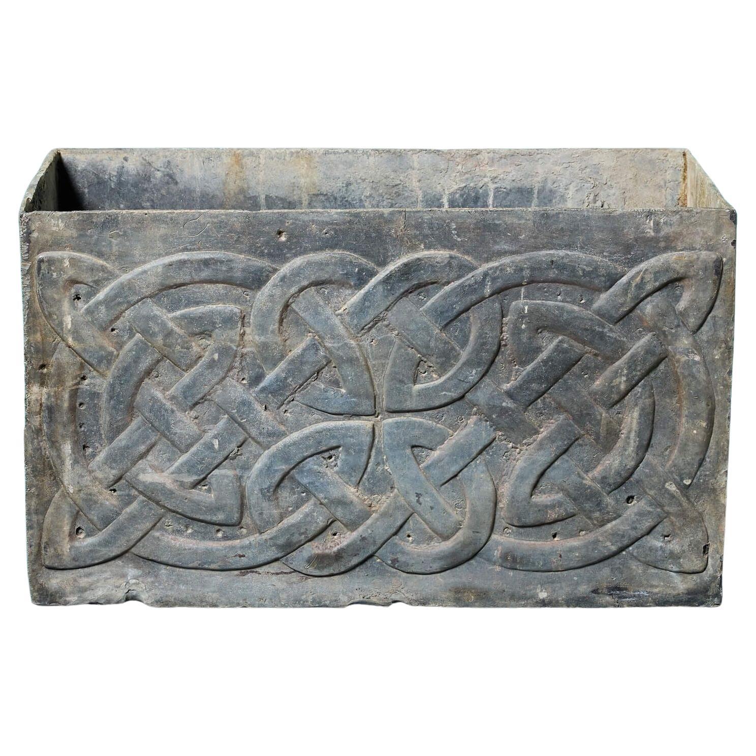 Antica cisterna da giardino inglese con nodo celtico in piombo in vendita