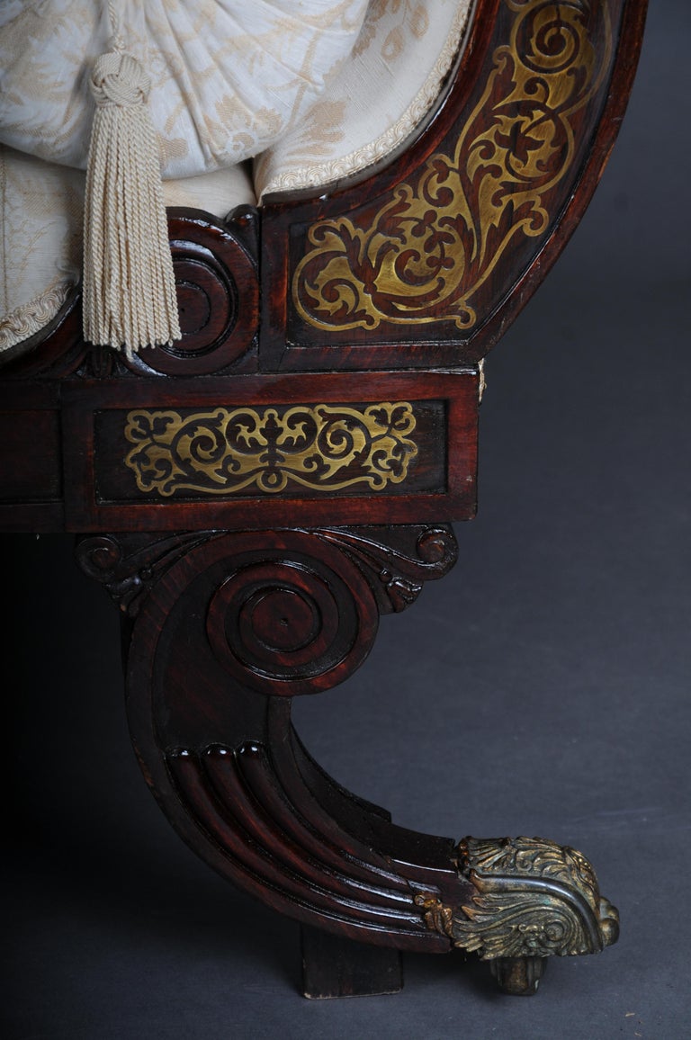Banc banquette capitonnée design accoudoirs courbés pompons pieds bois