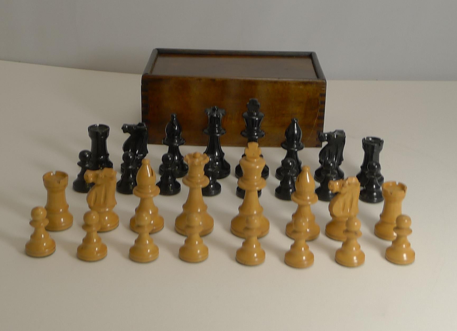 Antique English Chess Board and Chess Set, circa 1910 In Good Condition In Bath, GB