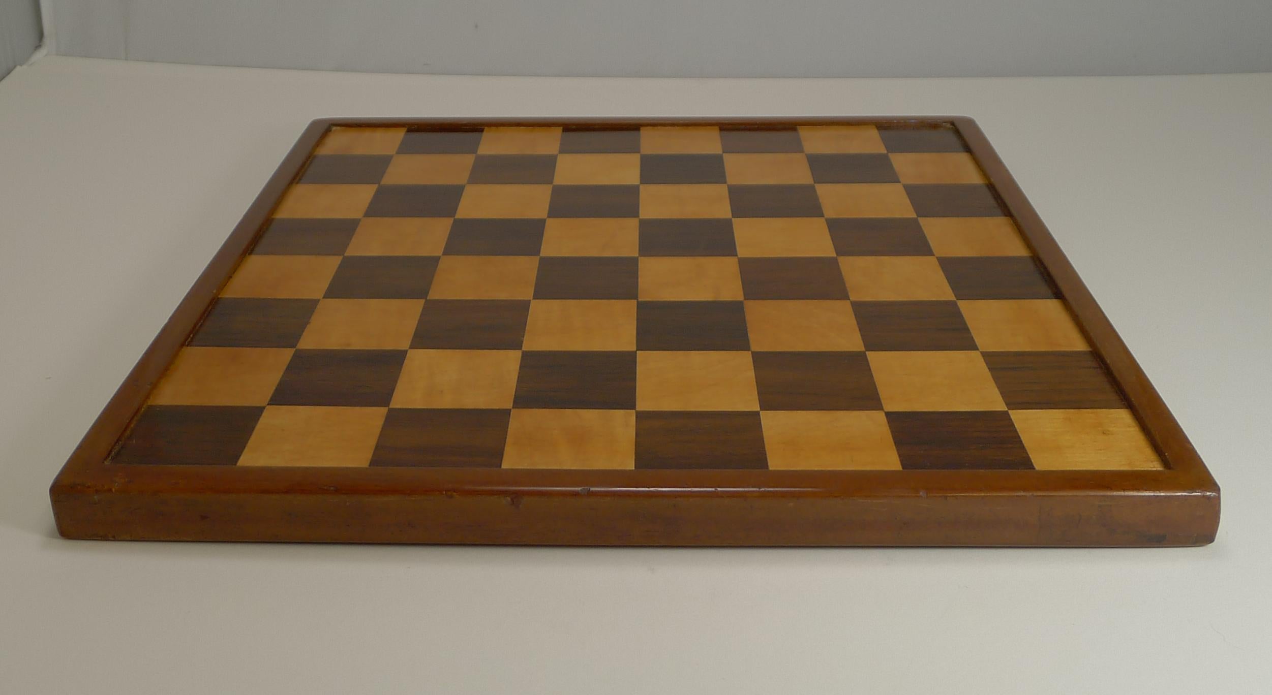 A handsome antique English Chess board dating to the late Victorian / early Edwardian era c.1900.

Excellent condition measuring 14