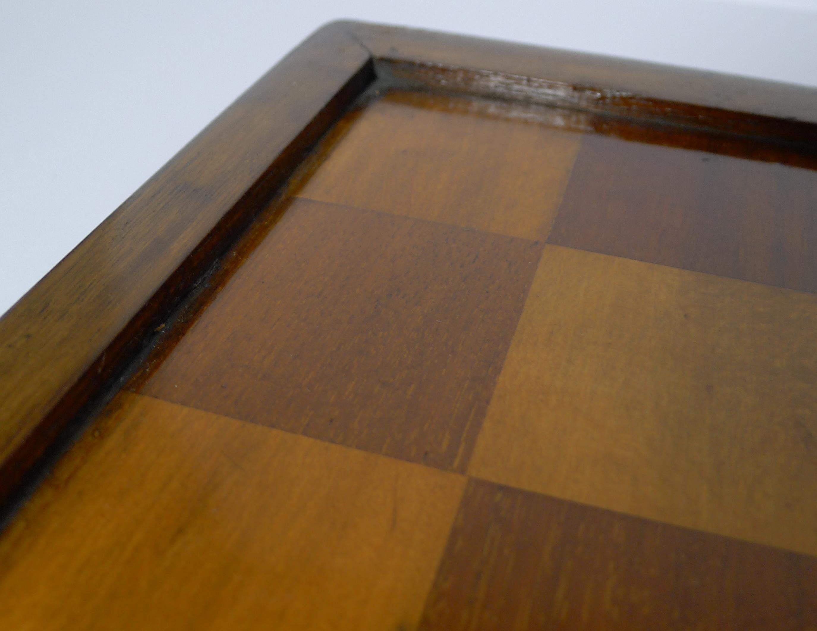 Un bel échiquier anglais en bois composé de deux plateaux séparés, un de chaque côté, l'un pour les échecs ou les dames, l'autre pour les dames françaises (Jeu de Dames) qui consiste en un motif de 10 x 10 (100 cases). L'autre côté est bien sûr la