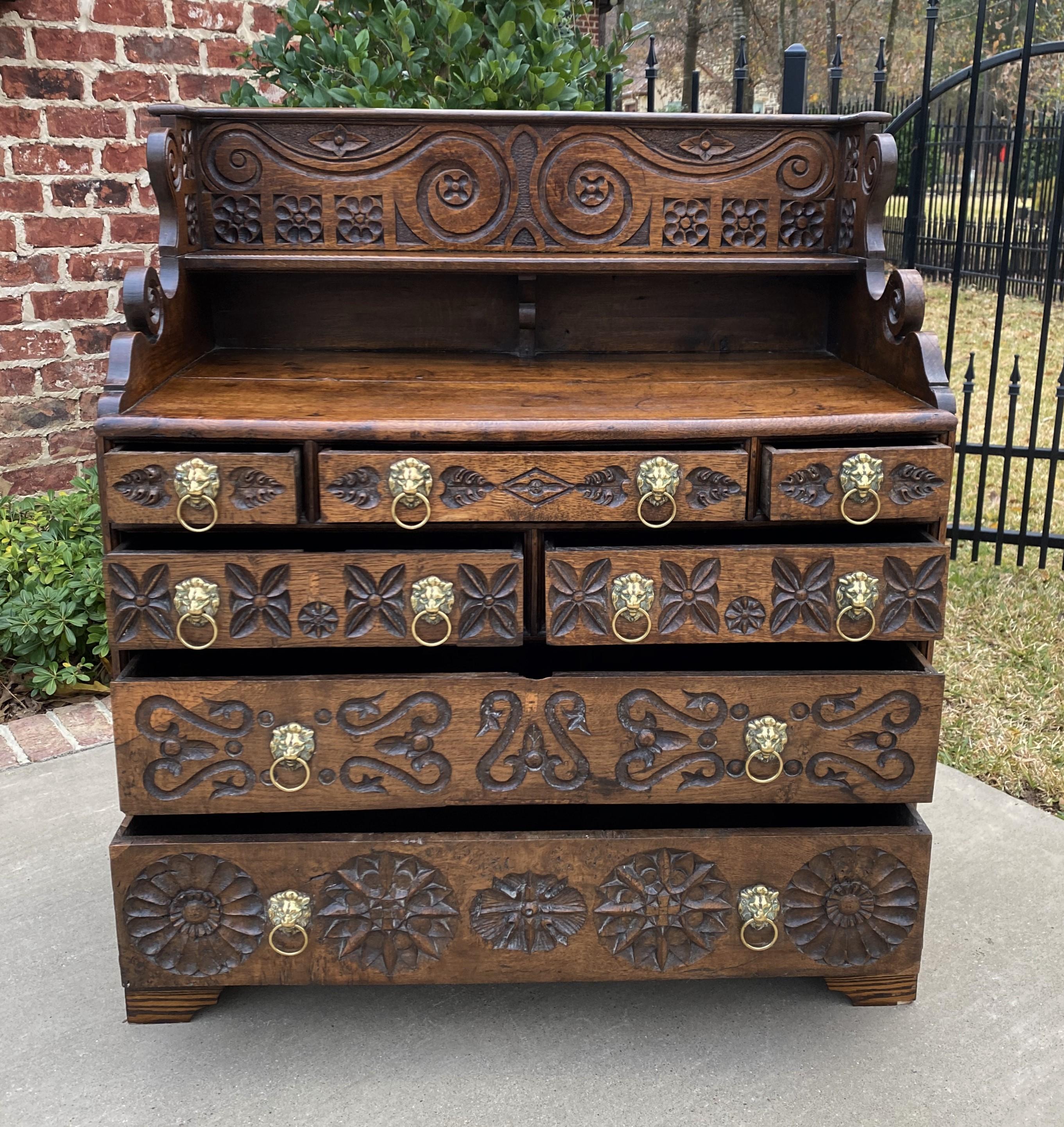 Chêne Ancienne commode anglaise à 7 tiroirs en chêne sculpté avec poignées en laiton de style géorgien, 18ème siècle en vente