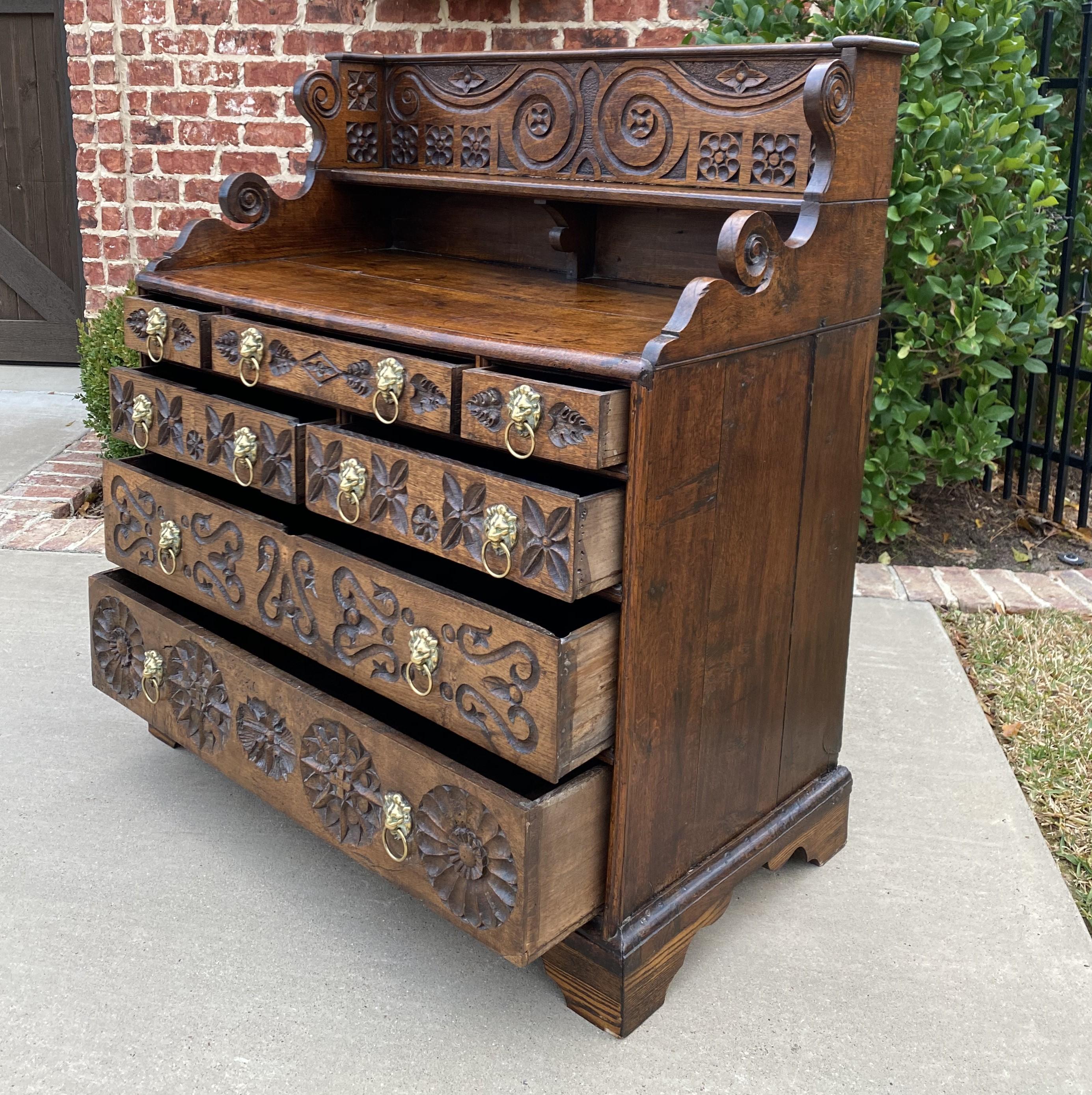 Ancienne commode anglaise à 7 tiroirs en chêne sculpté avec poignées en laiton de style géorgien, 18ème siècle en vente 1