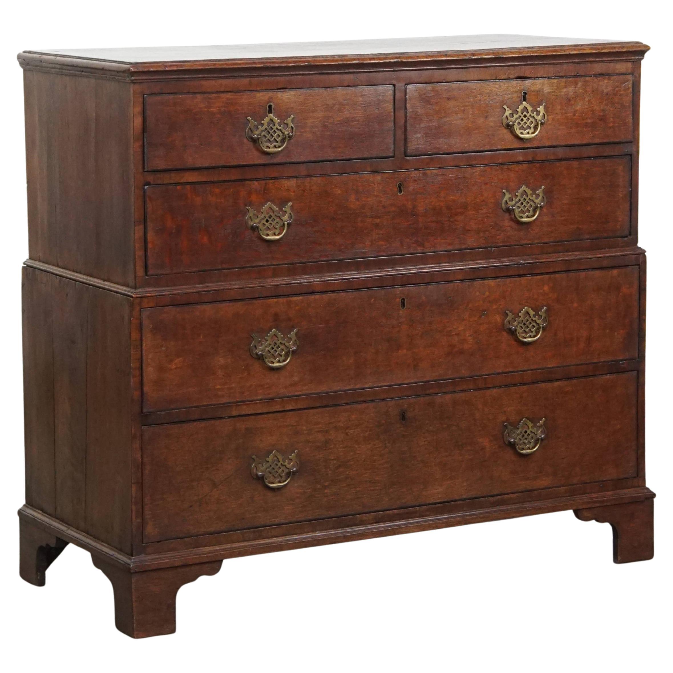 Ancienne commode anglaise du XVIIIe siècle