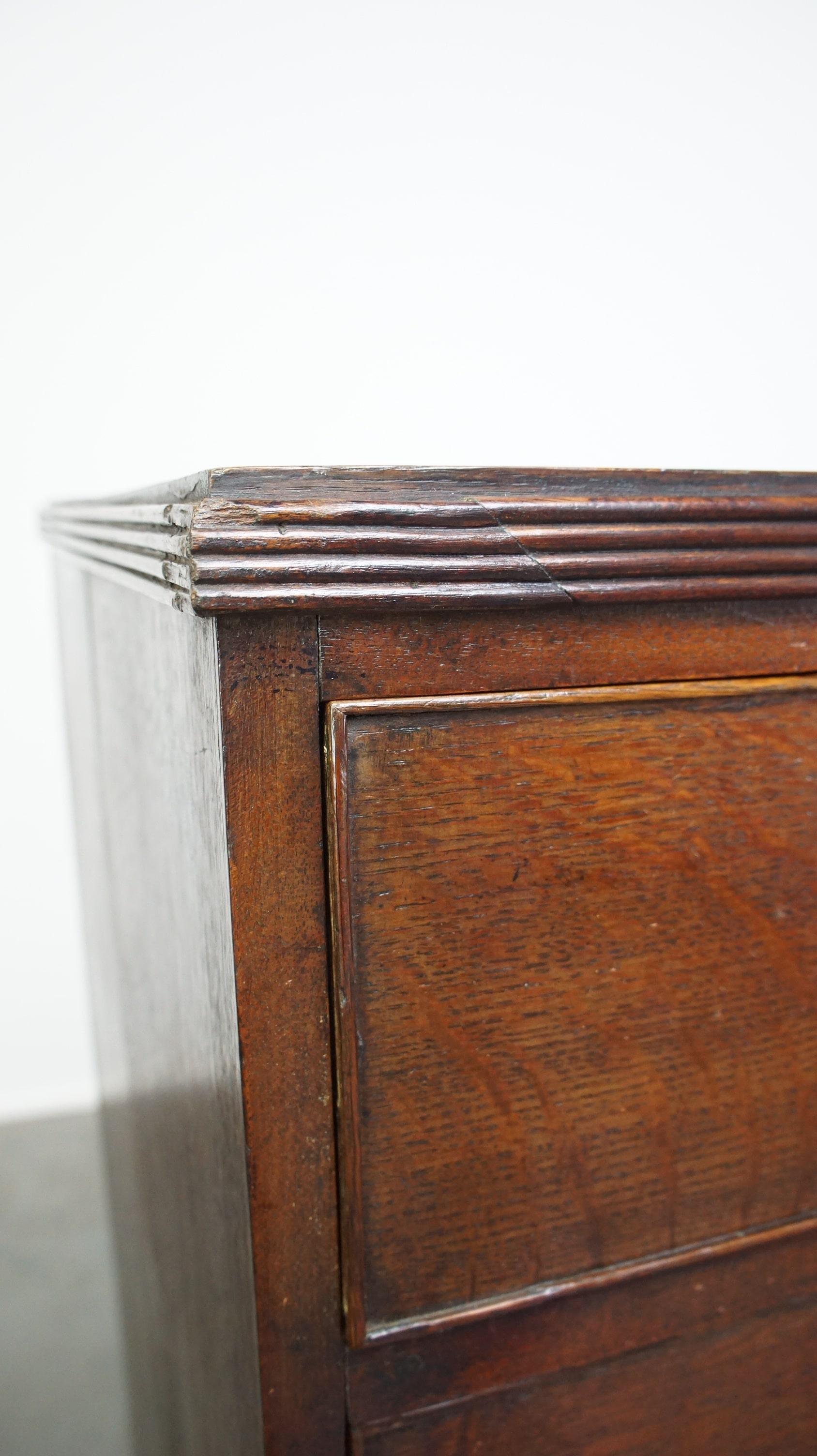 Ancienne commode anglaise à 5 tiroirs avec une magnifique patine d'usage en vente 3