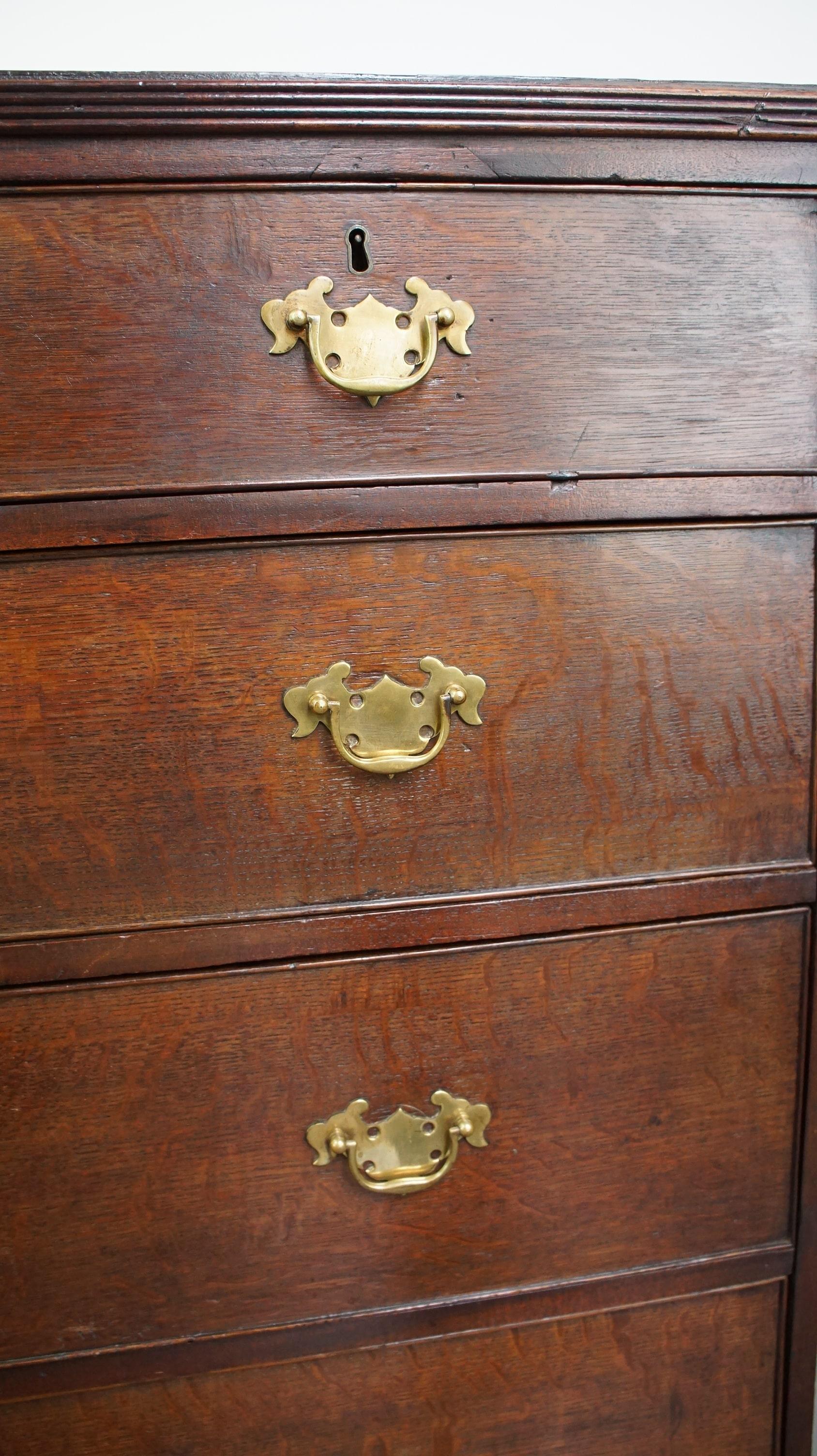 Ancienne commode anglaise à 5 tiroirs avec une magnifique patine d'usage en vente 4