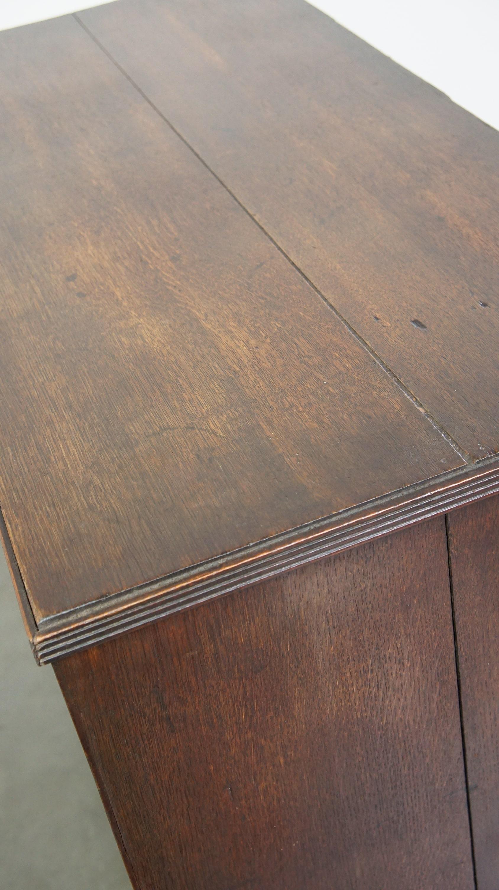 Ancienne commode anglaise à 5 tiroirs avec une magnifique patine d'usage en vente 5