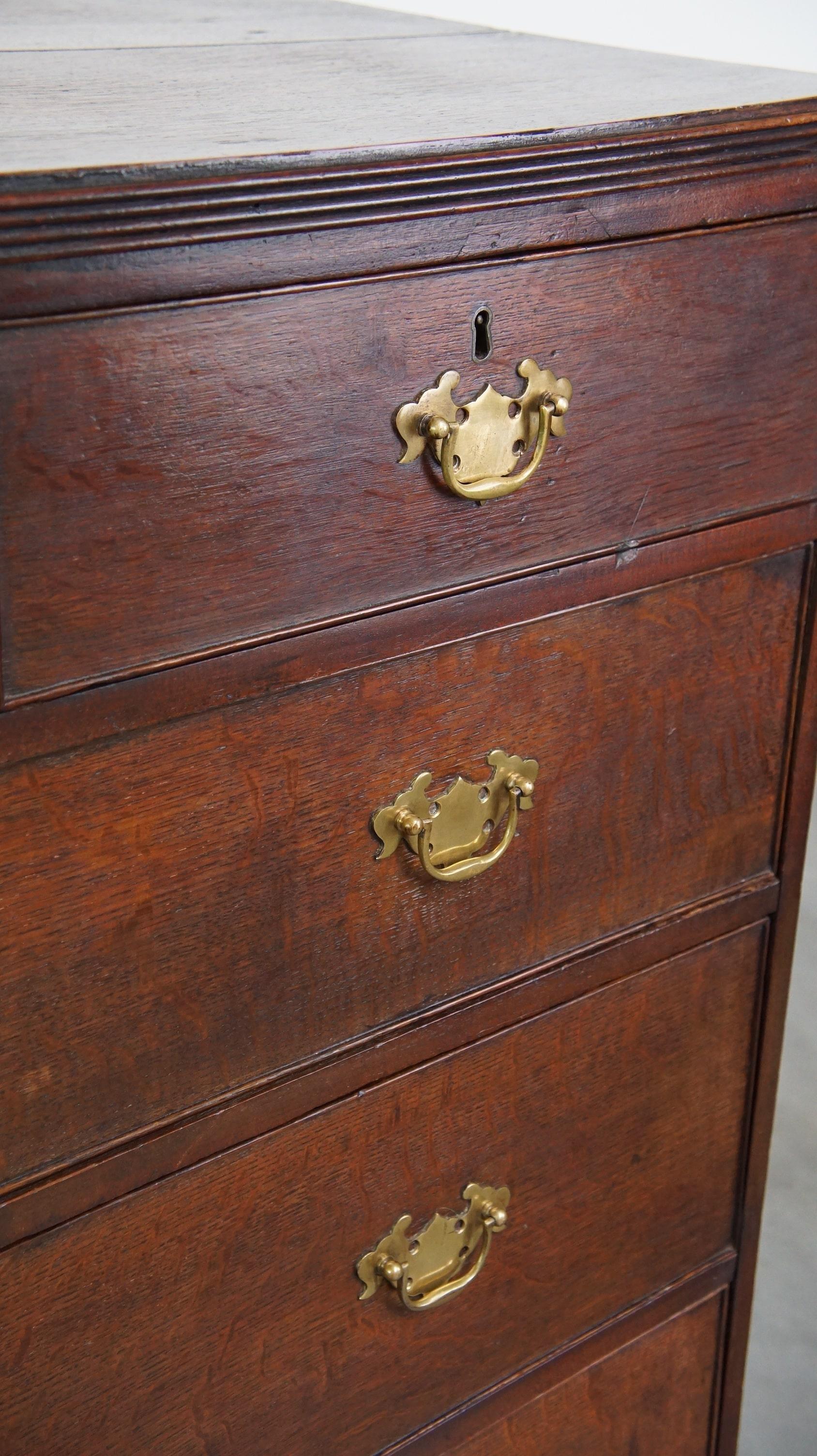 Ancienne commode anglaise à 5 tiroirs avec une magnifique patine d'usage en vente 6