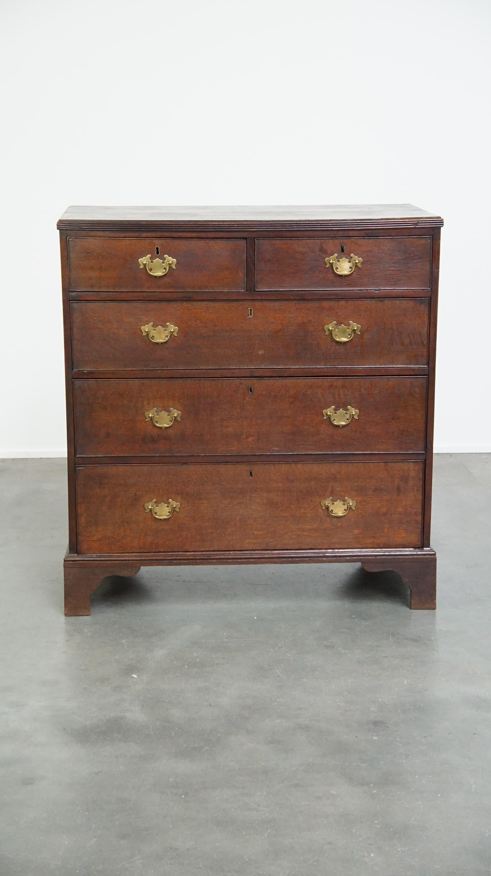 Nous pensons qu'aucun intérieur n'est complet sans une véritable commode ancienne. Cette belle pièce s'intègre facilement dans les intérieurs classiques et modernes. Il est équipé de 5 tiroirs pratiques pour le rangement et présente de jolis détails