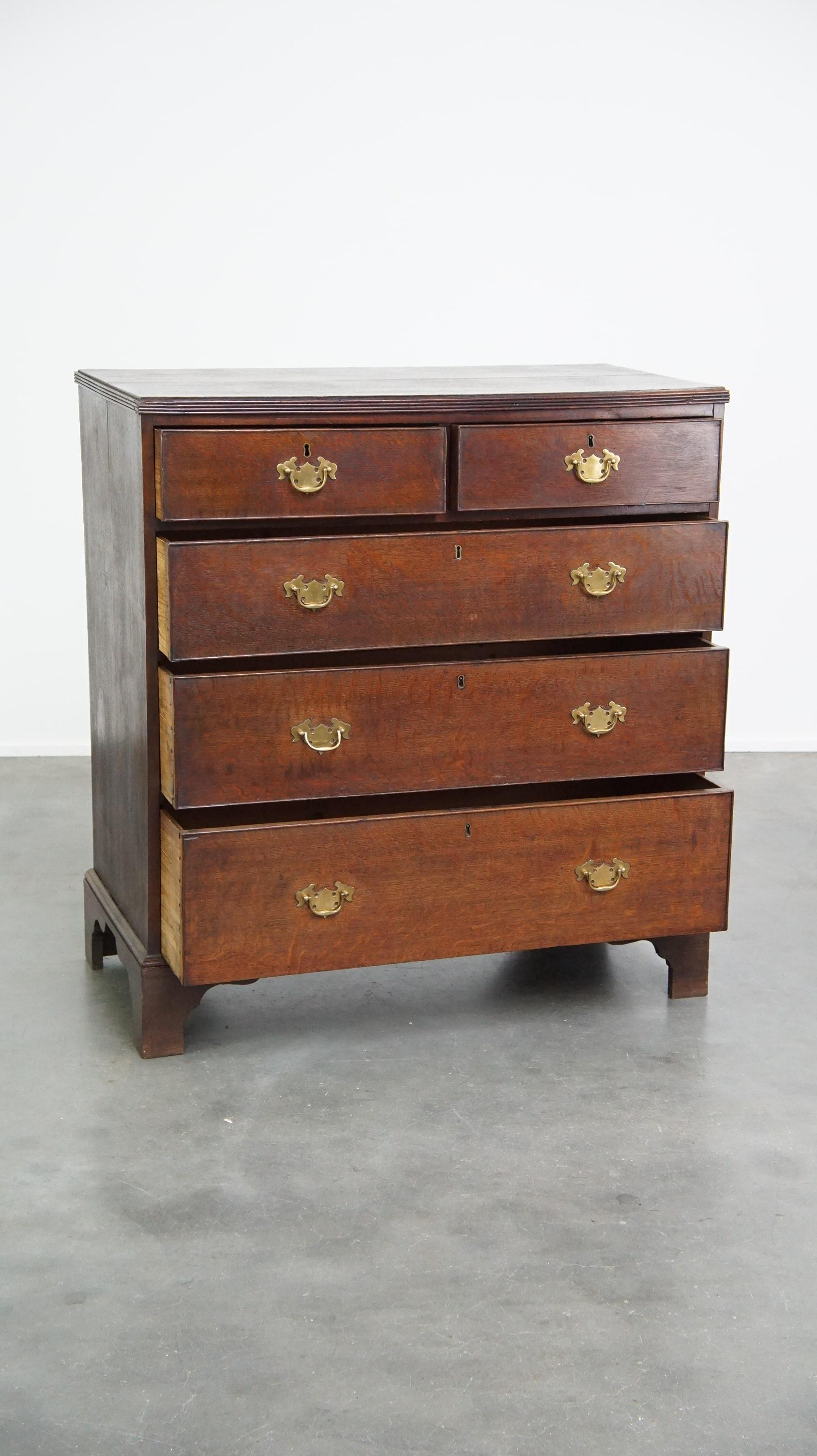 Anglais Ancienne commode anglaise à 5 tiroirs avec une magnifique patine d'usage en vente