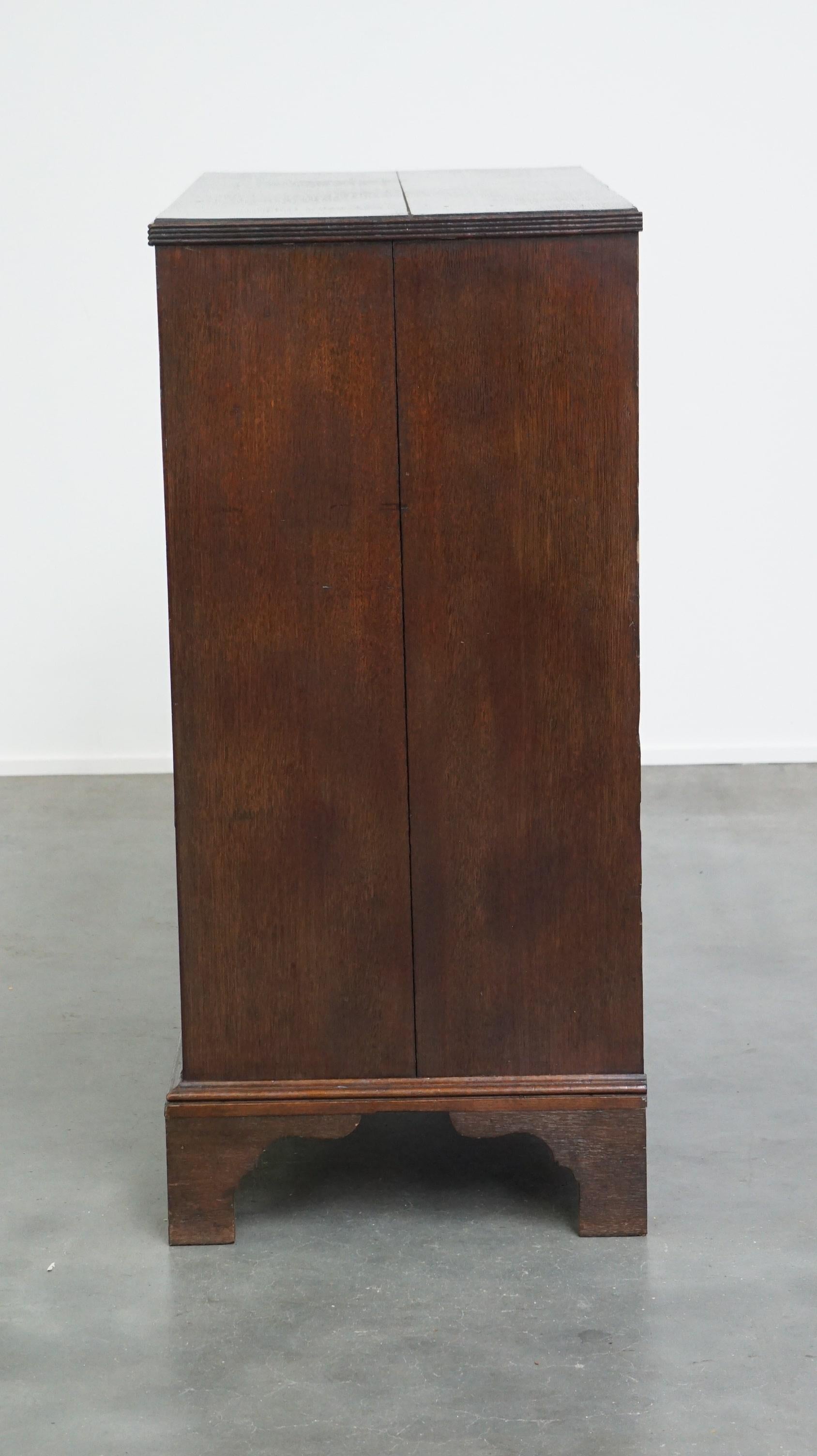 Fait main Ancienne commode anglaise à 5 tiroirs avec une magnifique patine d'usage en vente