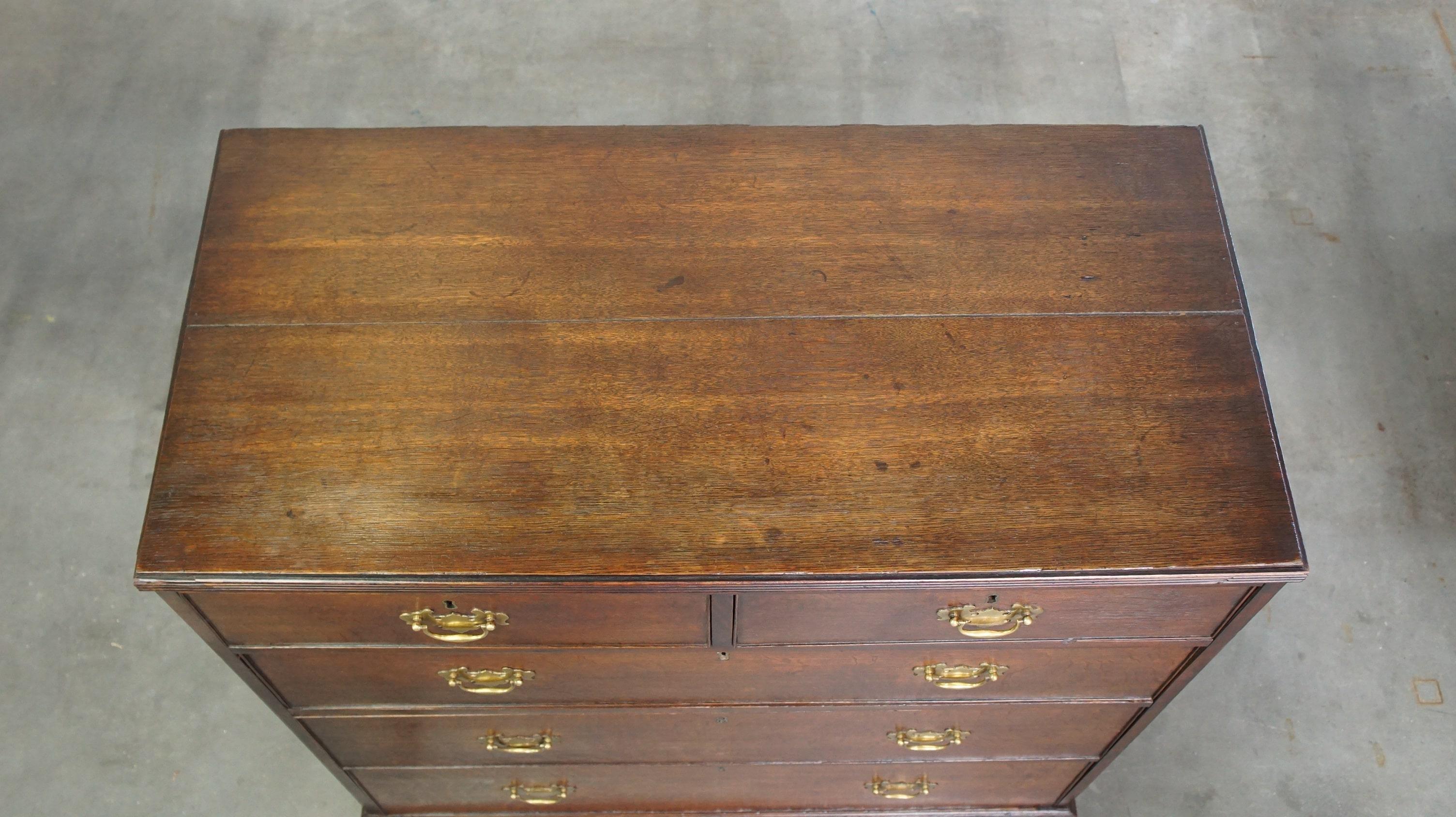 Bois Ancienne commode anglaise à 5 tiroirs avec une magnifique patine d'usage en vente