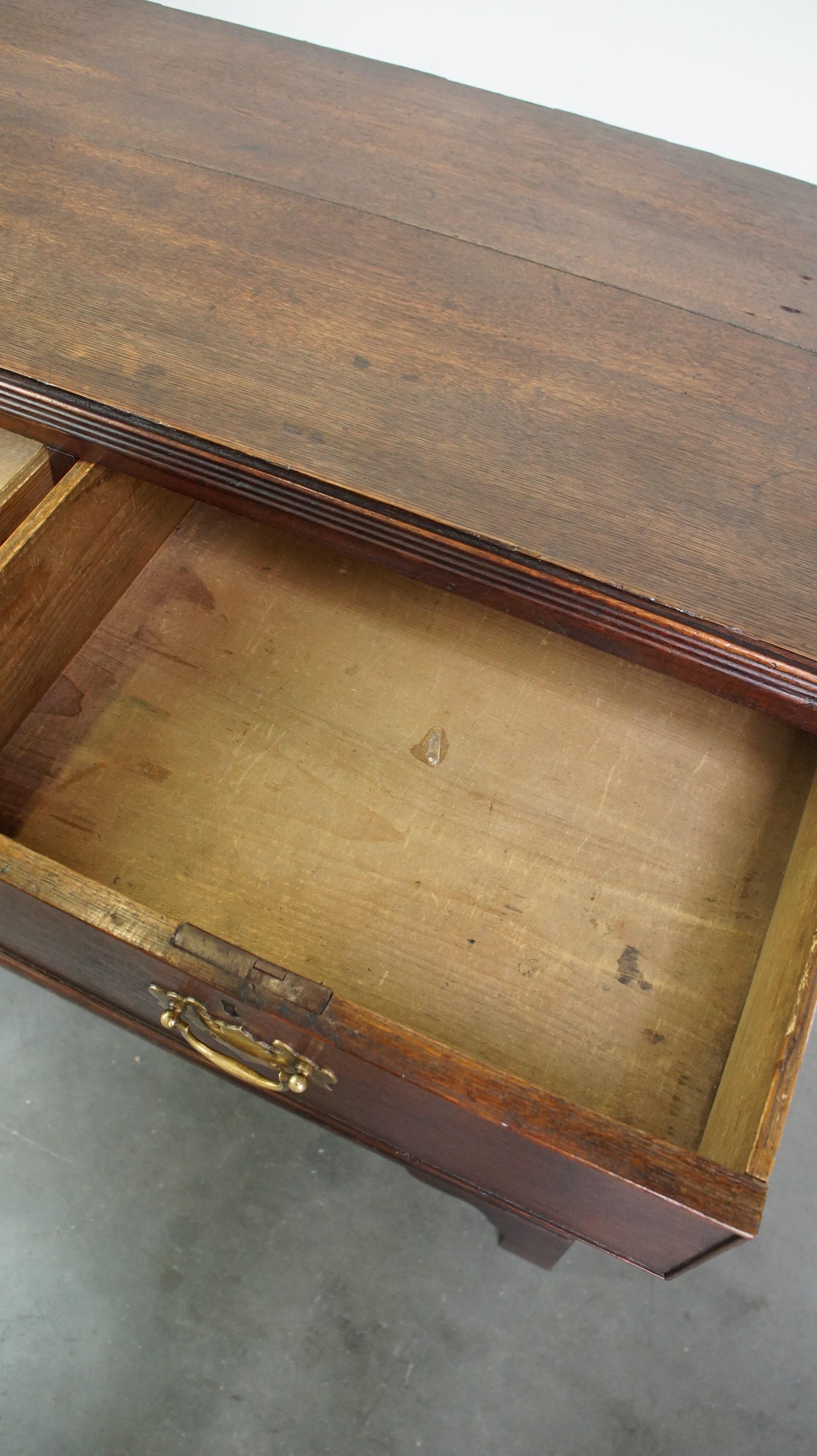 Ancienne commode anglaise à 5 tiroirs avec une magnifique patine d'usage en vente 1