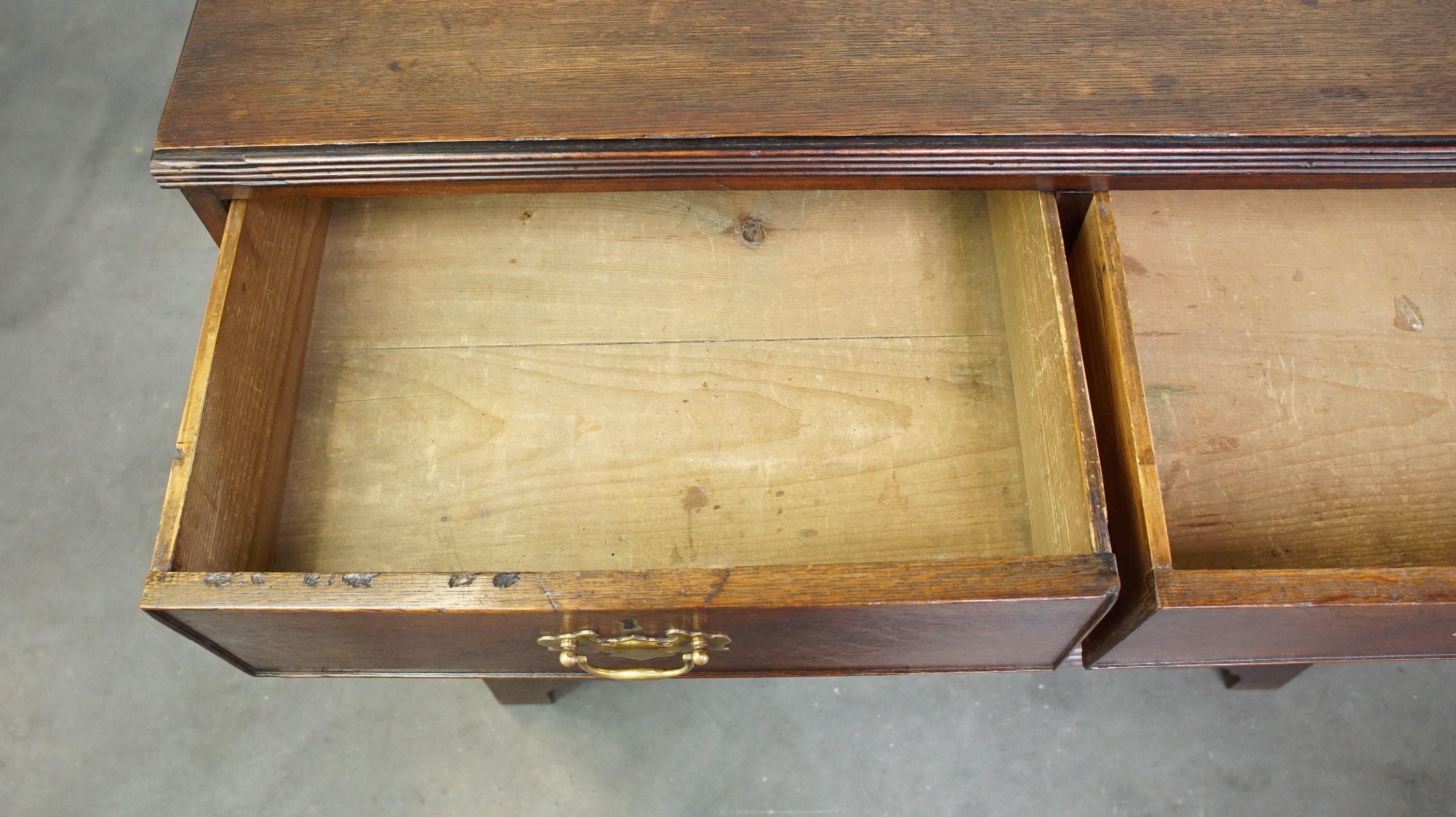 Ancienne commode anglaise à 5 tiroirs avec une magnifique patine d'usage en vente 2